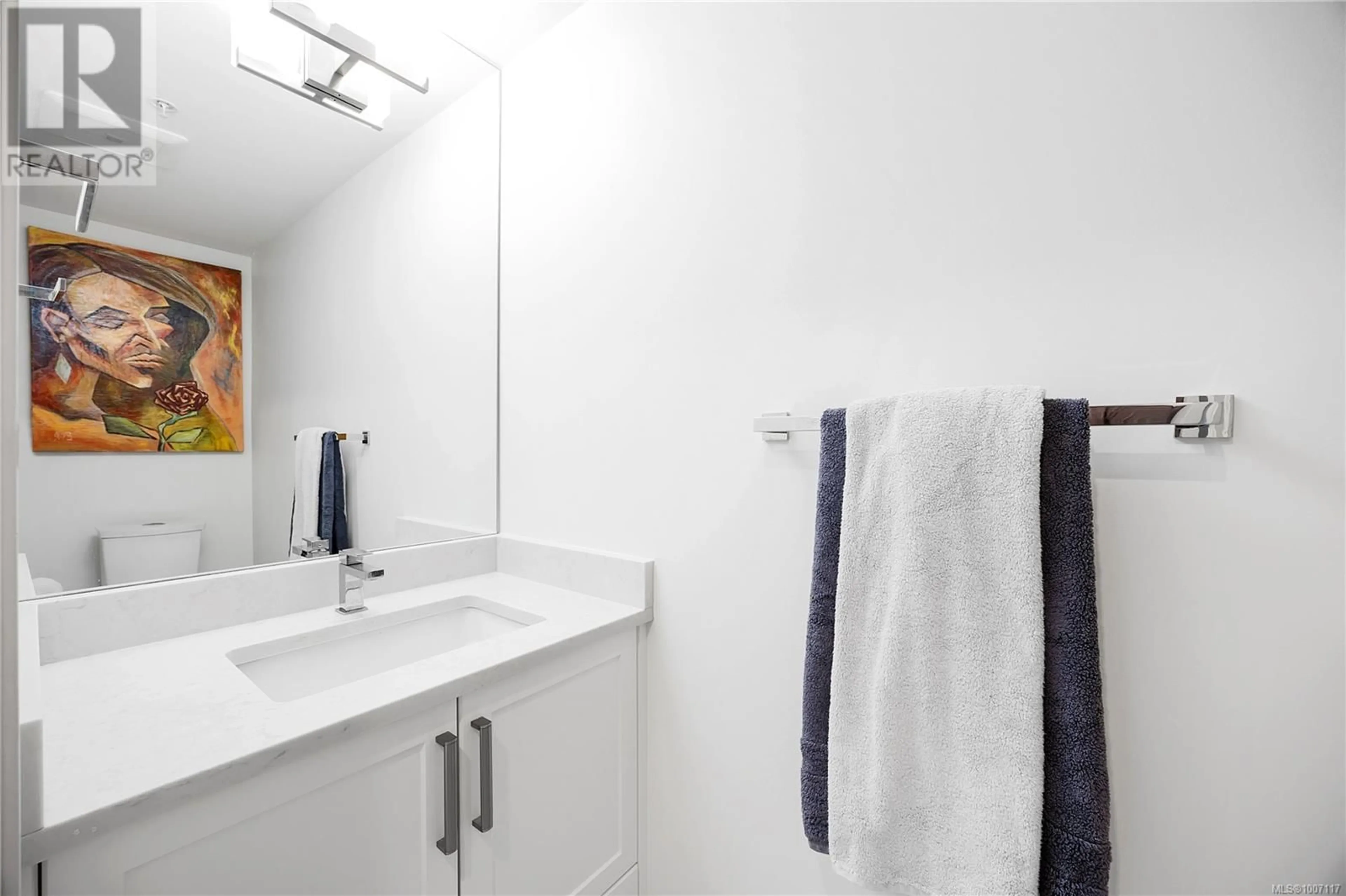 Standard bathroom, ceramic/tile floor for 306 - 119 HALIBURTON STREET, Nanaimo British Columbia V9R4V9