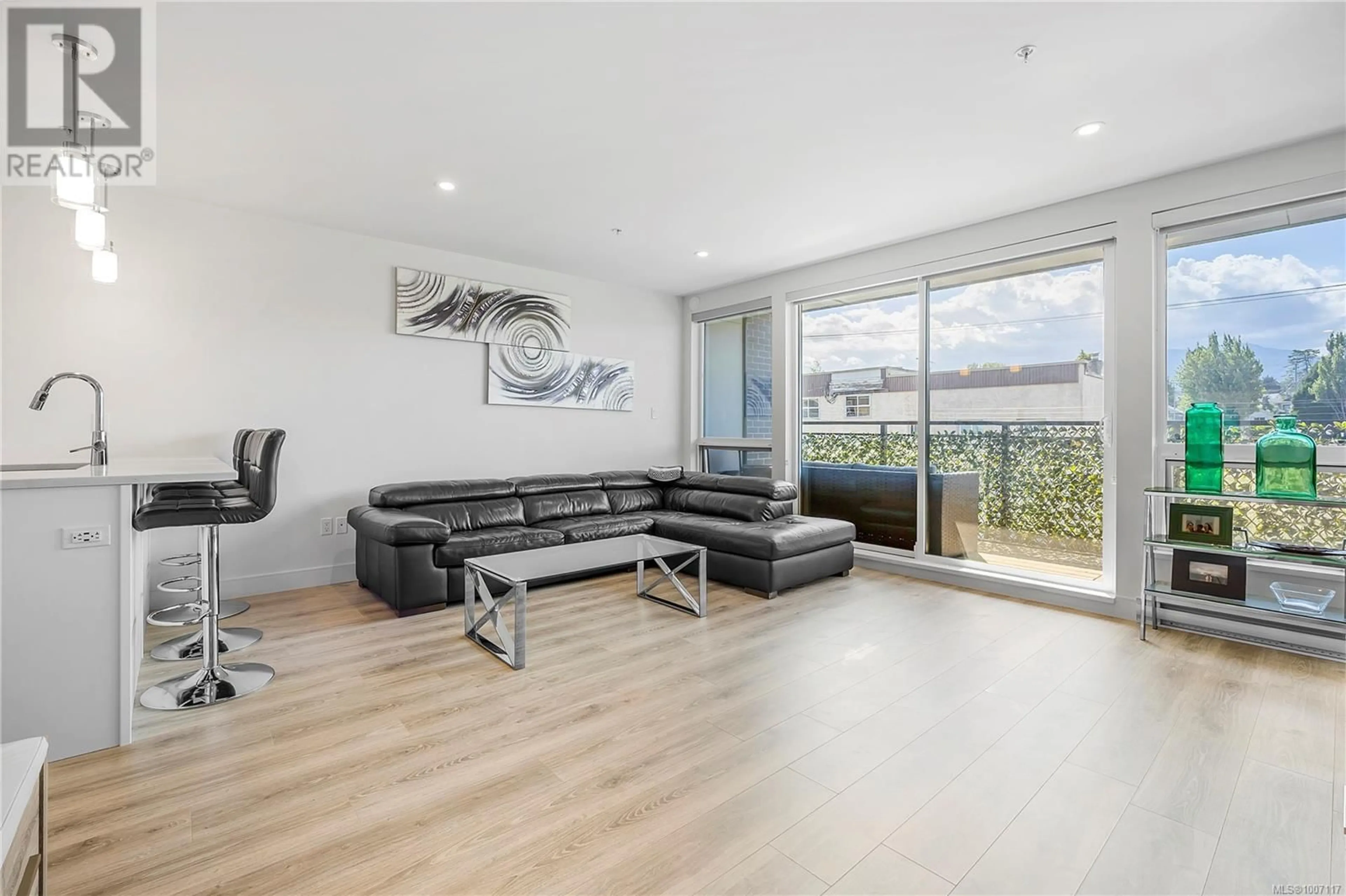 Living room with furniture, wood/laminate floor for 306 - 119 HALIBURTON STREET, Nanaimo British Columbia V9R4V9