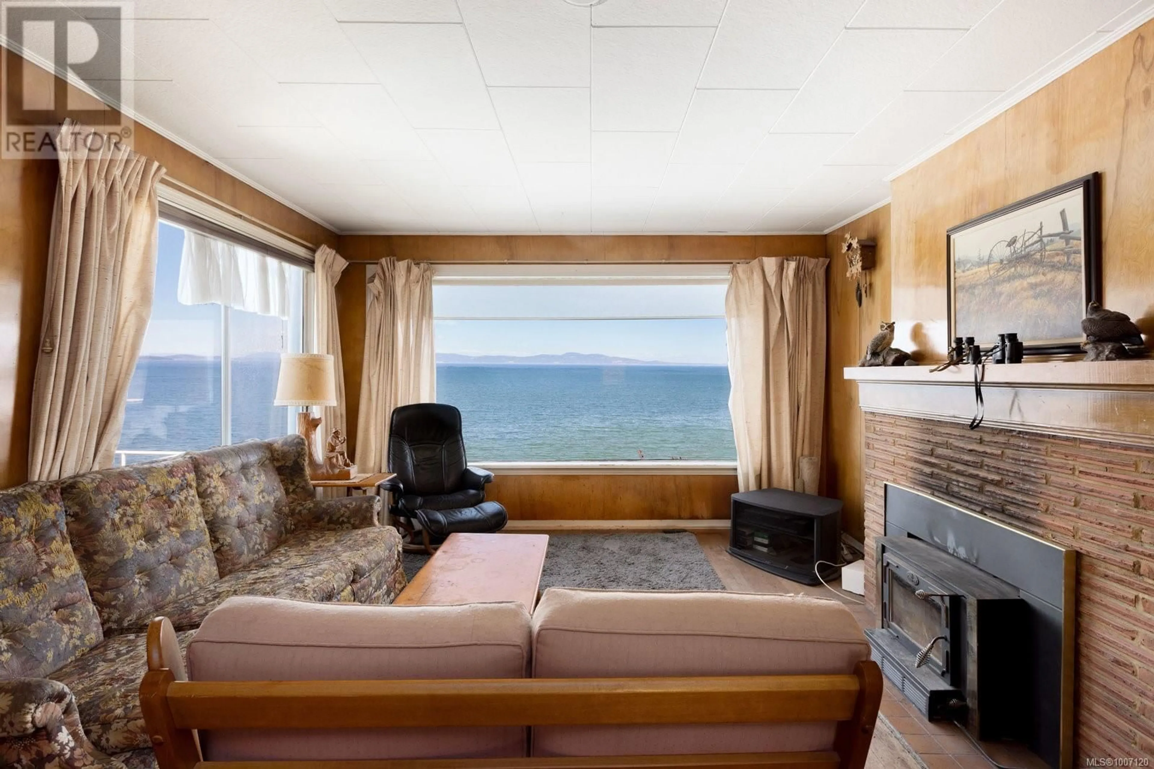 Living room with furniture, wood/laminate floor for 5015 CORDOVA BAY ROAD, Saanich British Columbia V8Y2K1