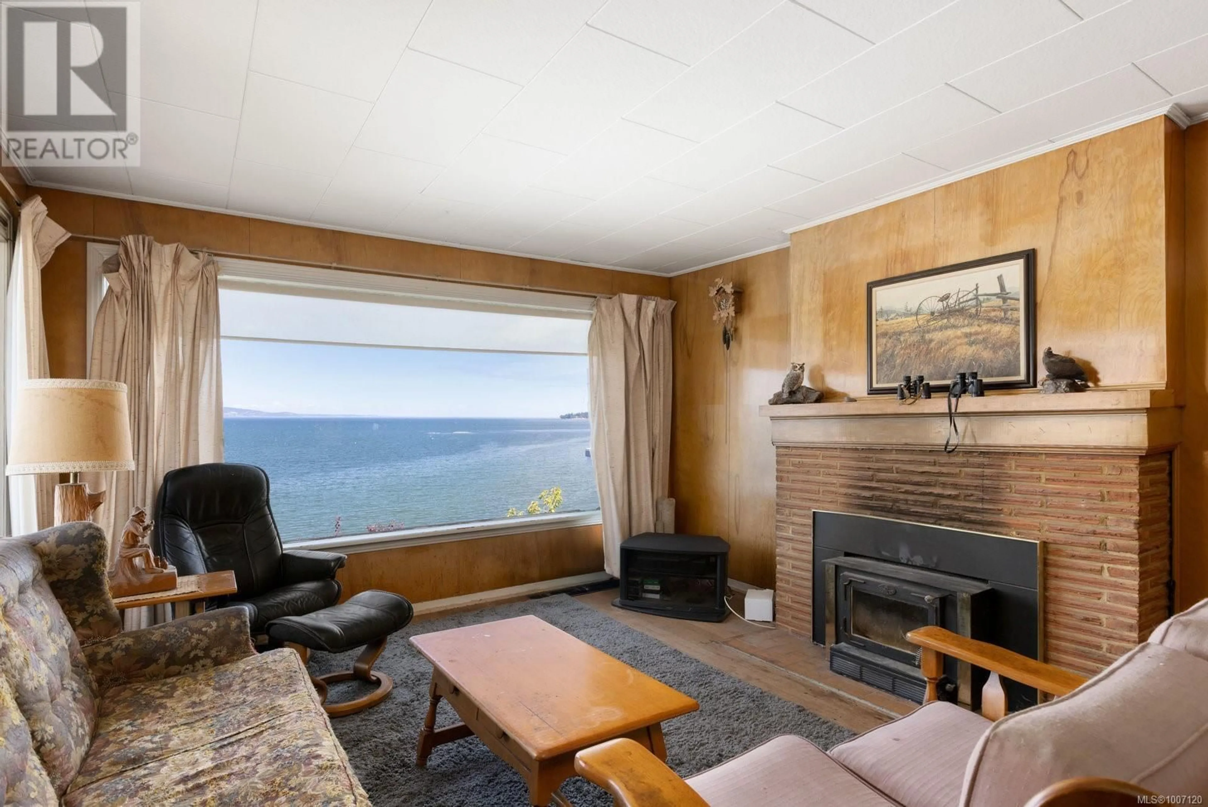 Living room with furniture, wood/laminate floor for 5015 CORDOVA BAY ROAD, Saanich British Columbia V8Y2K1