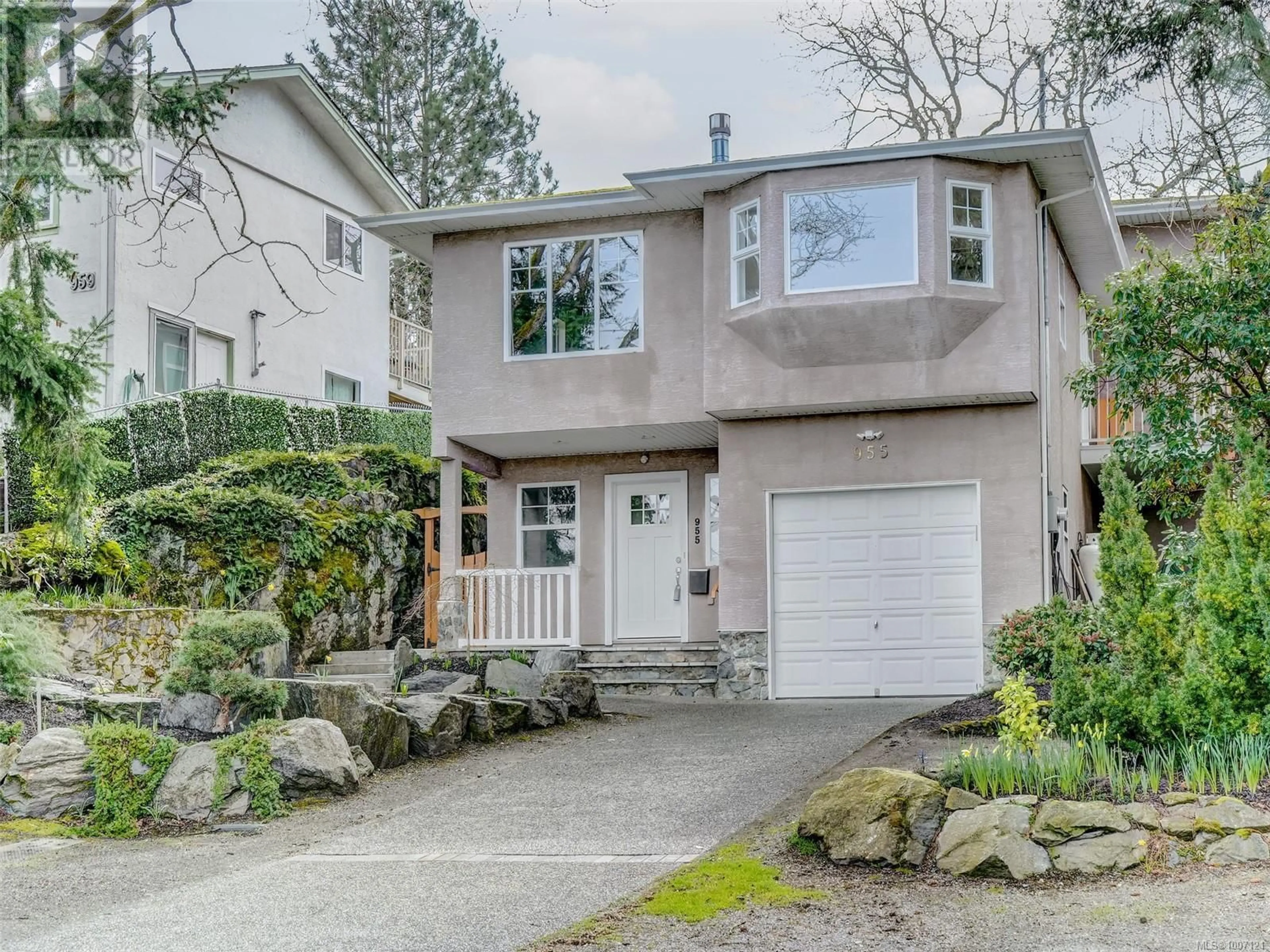 Home with vinyl exterior material, street for 955 FALMOUTH ROAD, Saanich British Columbia V8X3A4