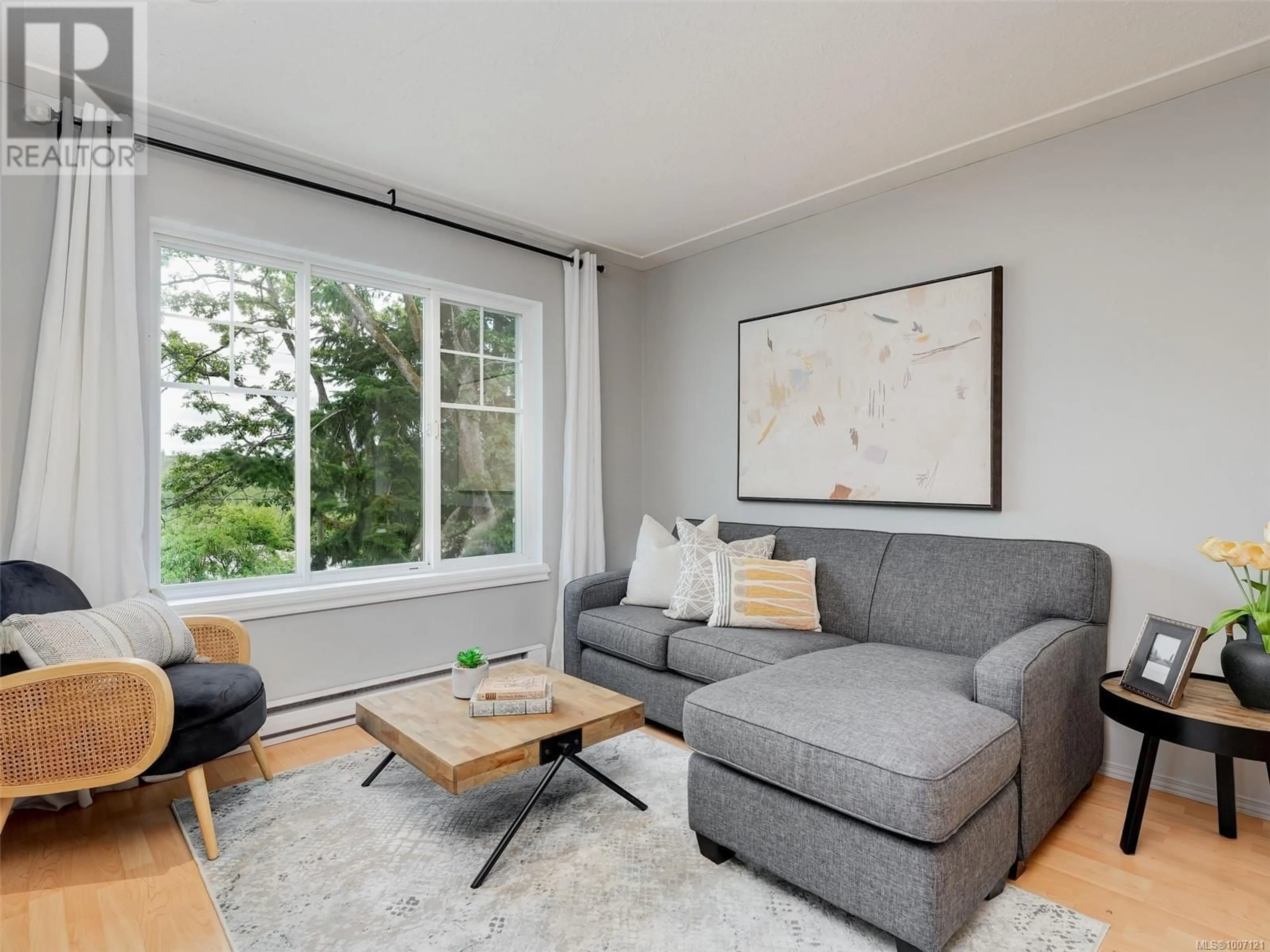 Living room with furniture, unknown for 955 FALMOUTH ROAD, Saanich British Columbia V8X3A4