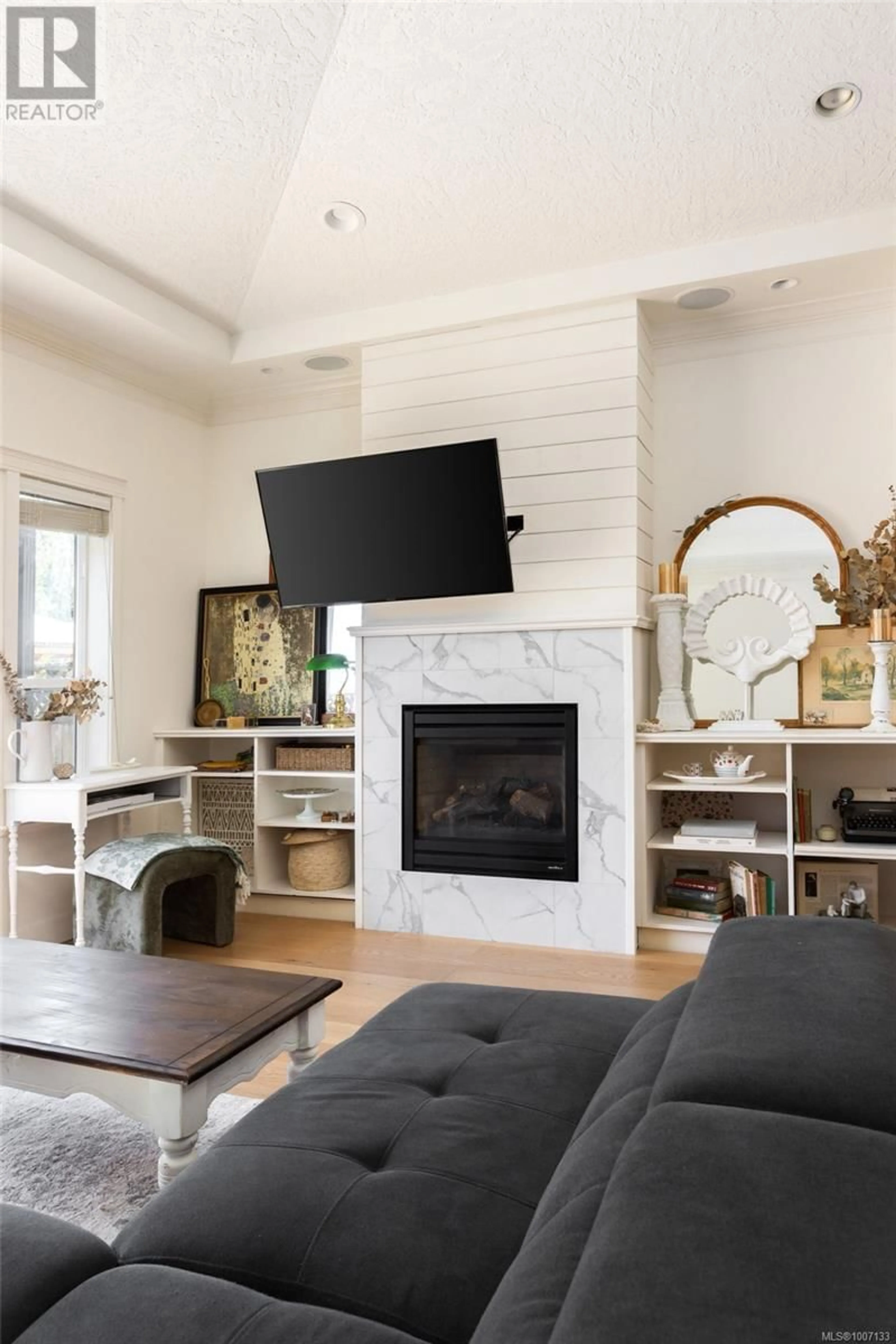 Living room with furniture, wood/laminate floor for 9937 SWIFTSURE PLACE, Sidney British Columbia V8L4E3