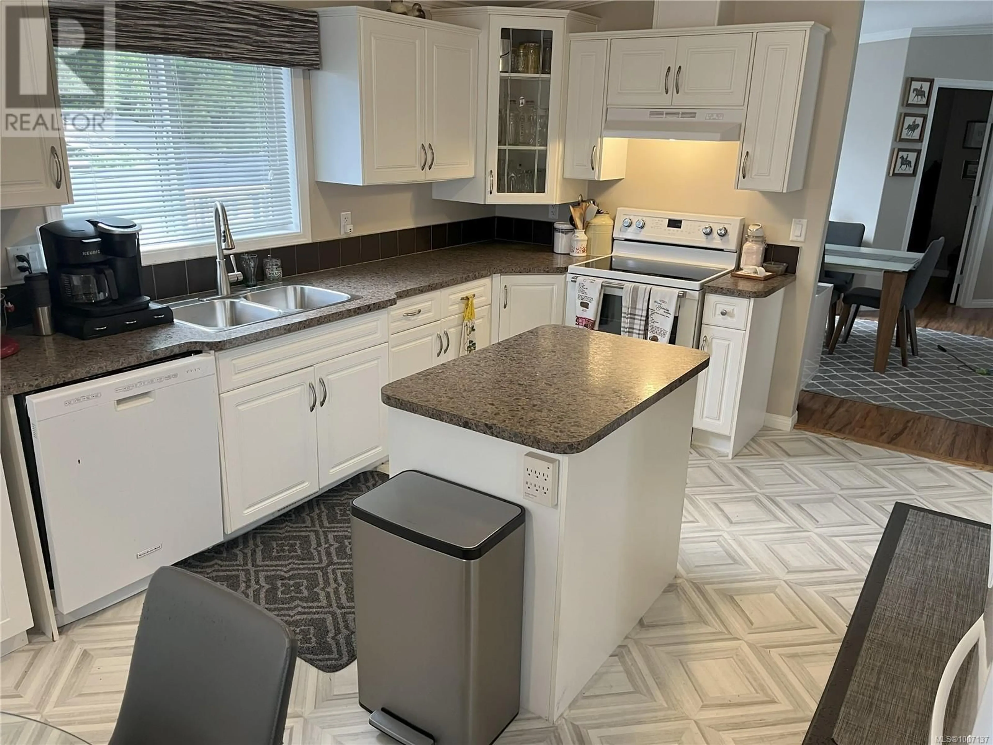 Open concept kitchen, ceramic/tile floor for 40 - 541 JIM CRAM DRIVE, Ladysmith British Columbia V9G1J5