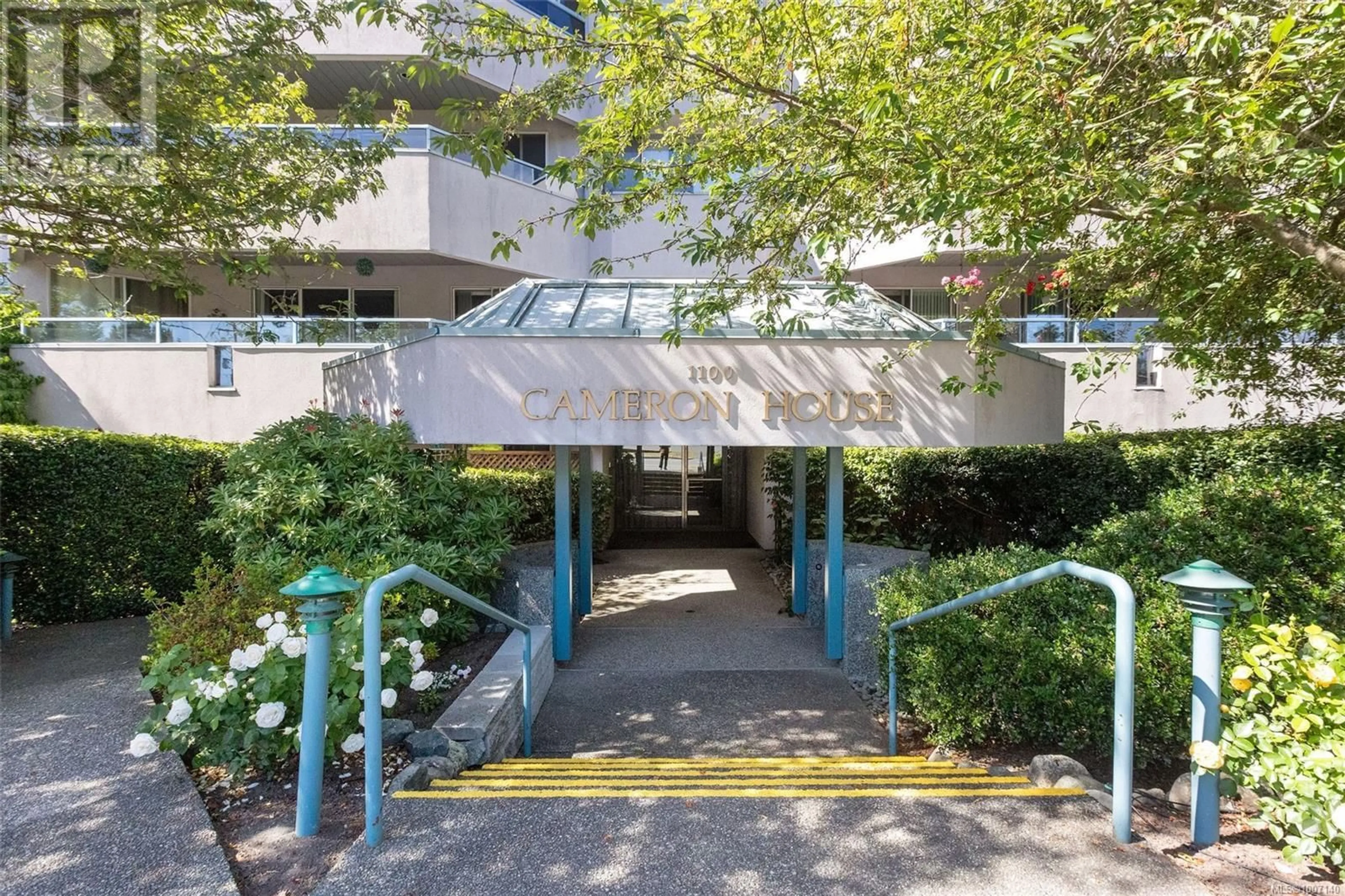 Indoor foyer for 105 - 1100 UNION ROAD, Saanich British Columbia V8P2J3