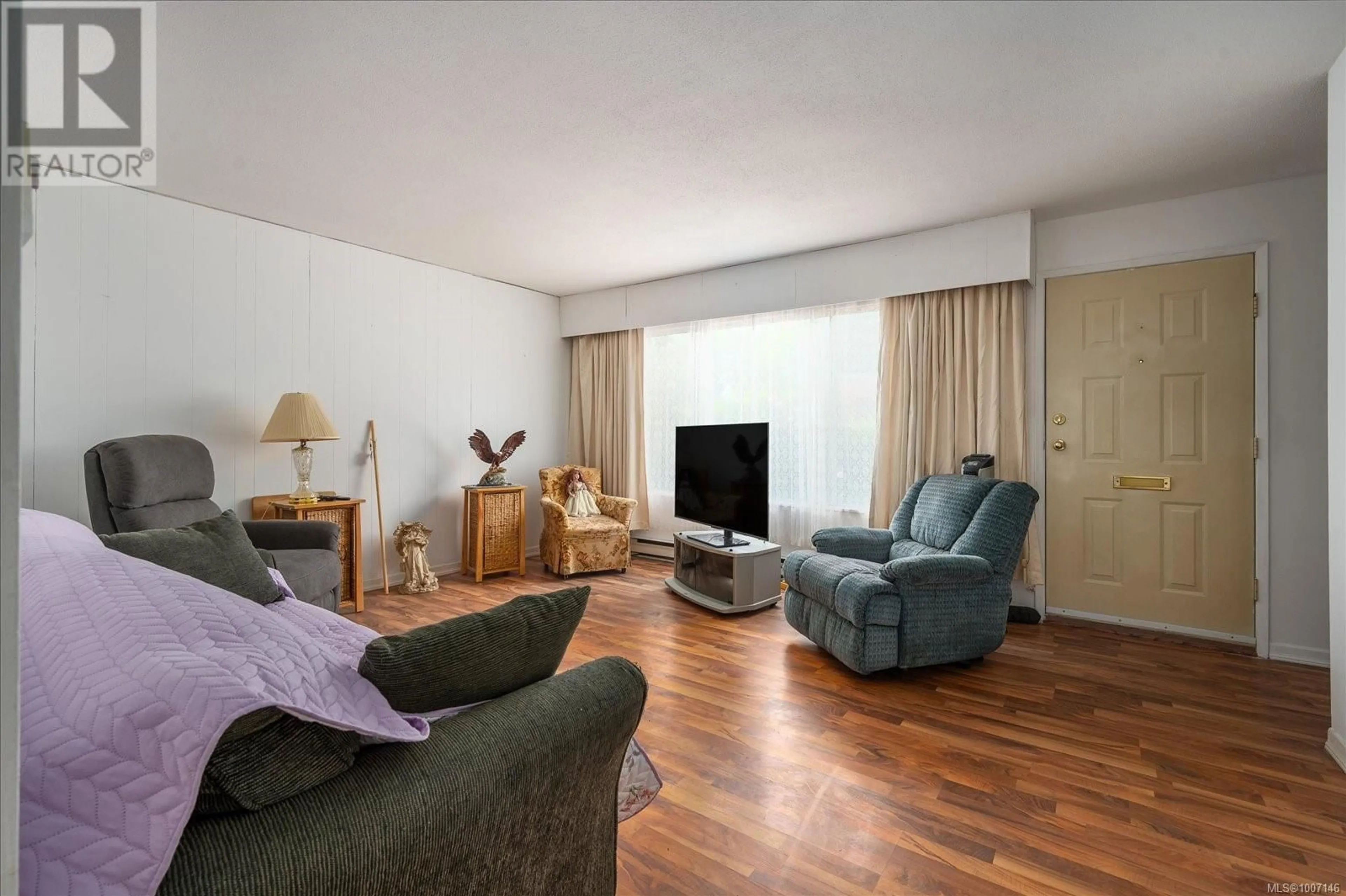 Living room with furniture, wood/laminate floor for 2 - 1656 MEREDITH ROAD, Nanaimo British Columbia V9S2M2