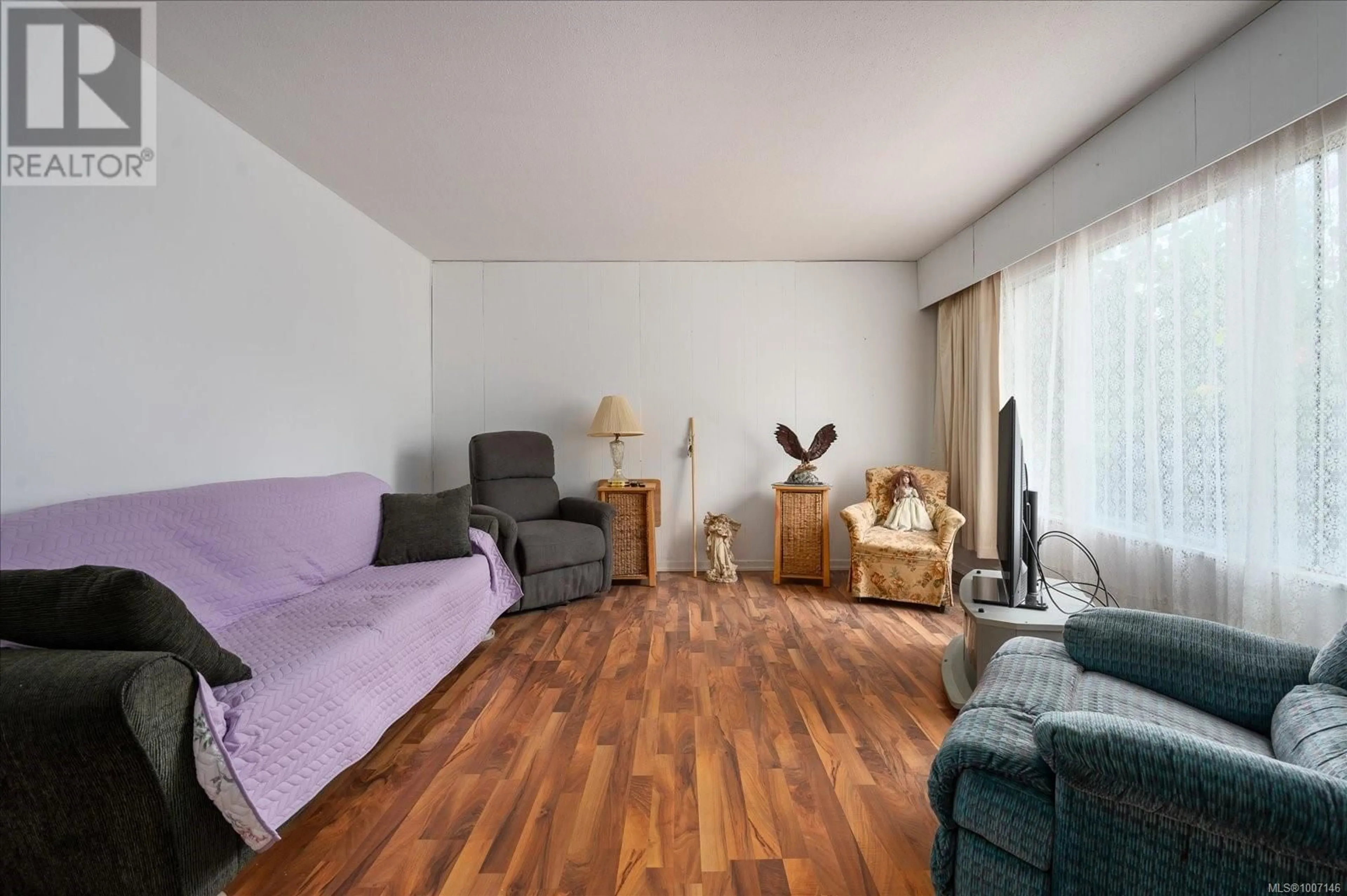 Living room with furniture, wood/laminate floor for 2 - 1656 MEREDITH ROAD, Nanaimo British Columbia V9S2M2