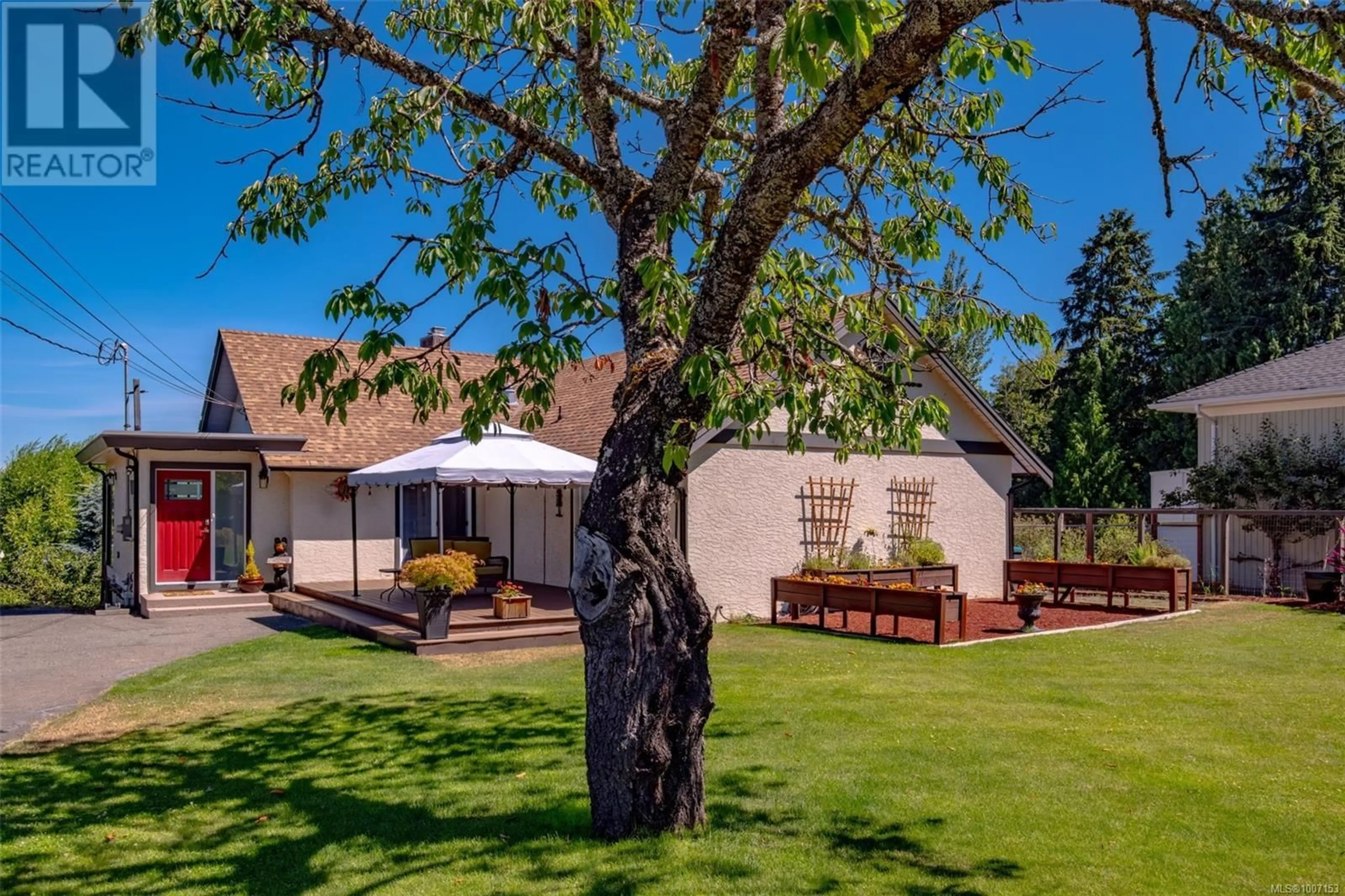 A pic from outside/outdoor area/front of a property/back of a property/a pic from drone, mountain view for 405 HEATH AVENUE, Parksville British Columbia V9P1V3