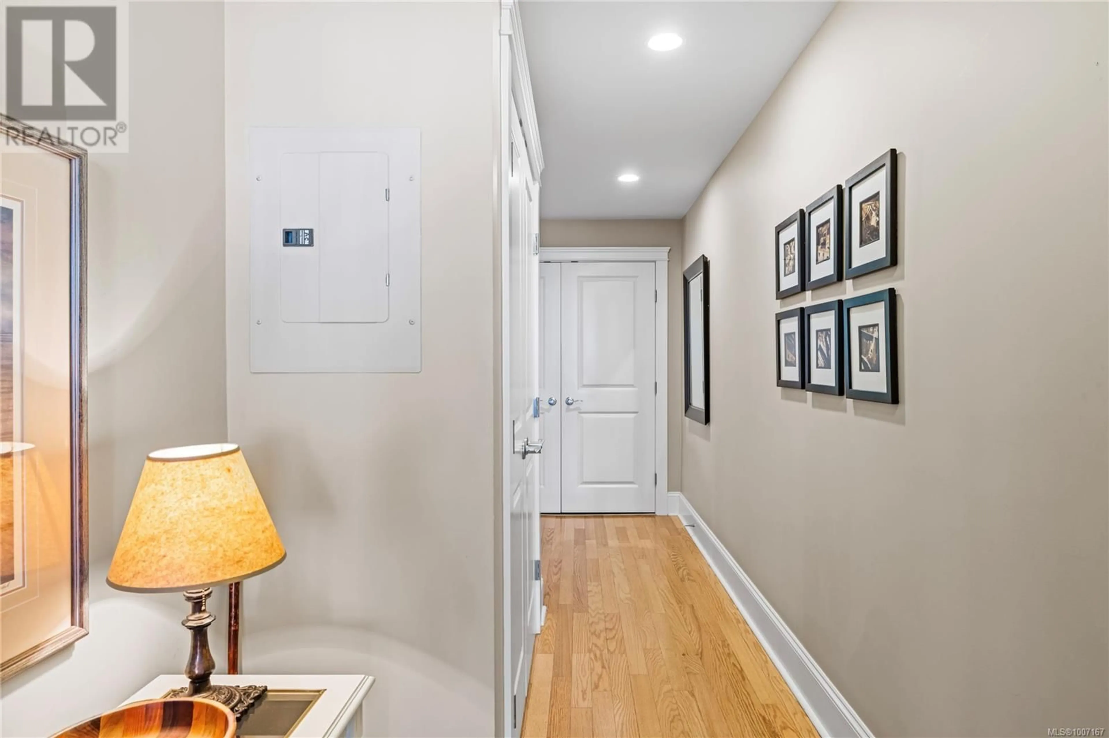 Indoor entryway for 204 - 222 SECOND AVENUE, Qualicum Beach British Columbia V9K0A4