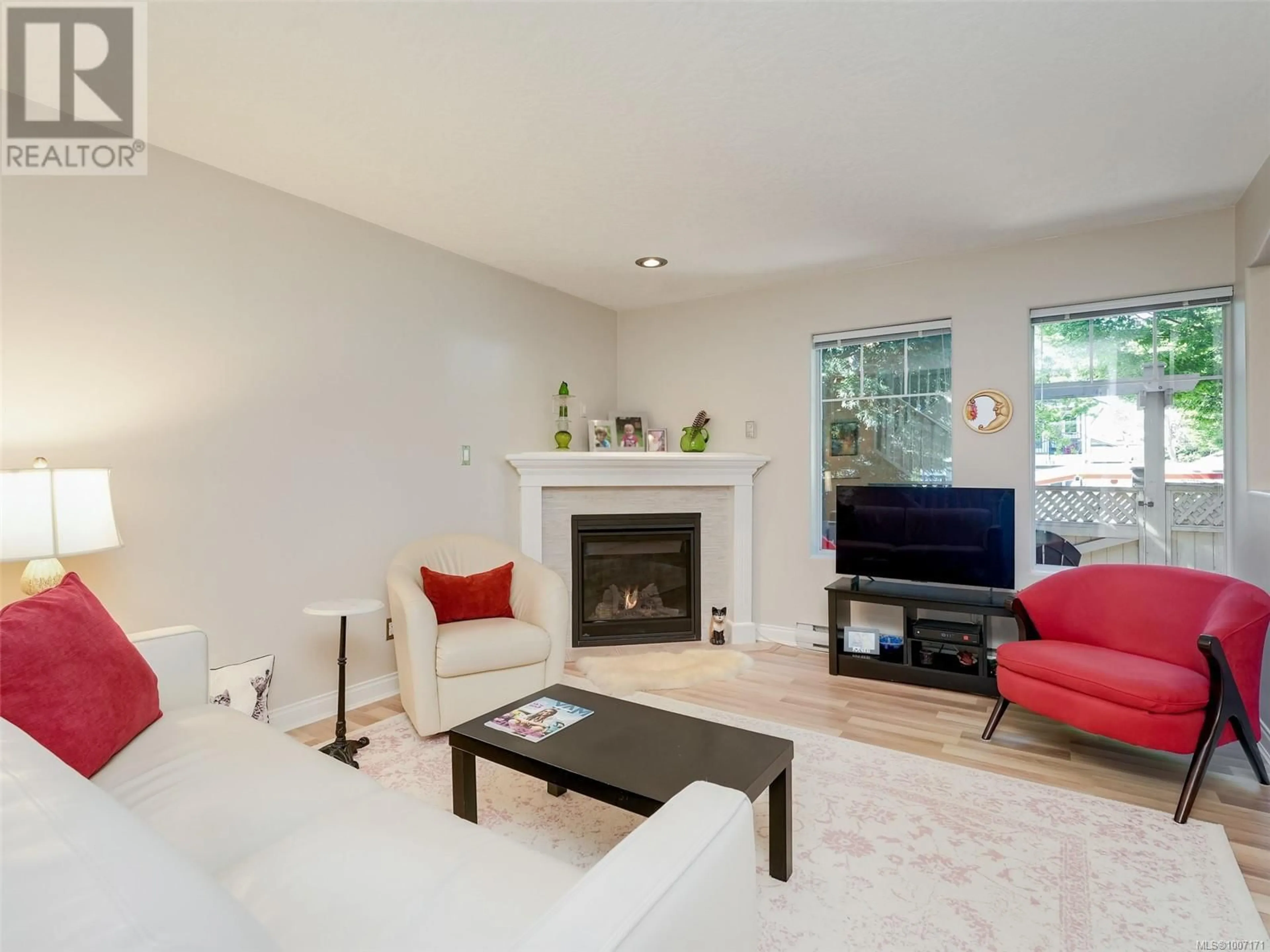 Living room with furniture, wood/laminate floor for B - 136 SUPERIOR STREET, Victoria British Columbia V8V1T1
