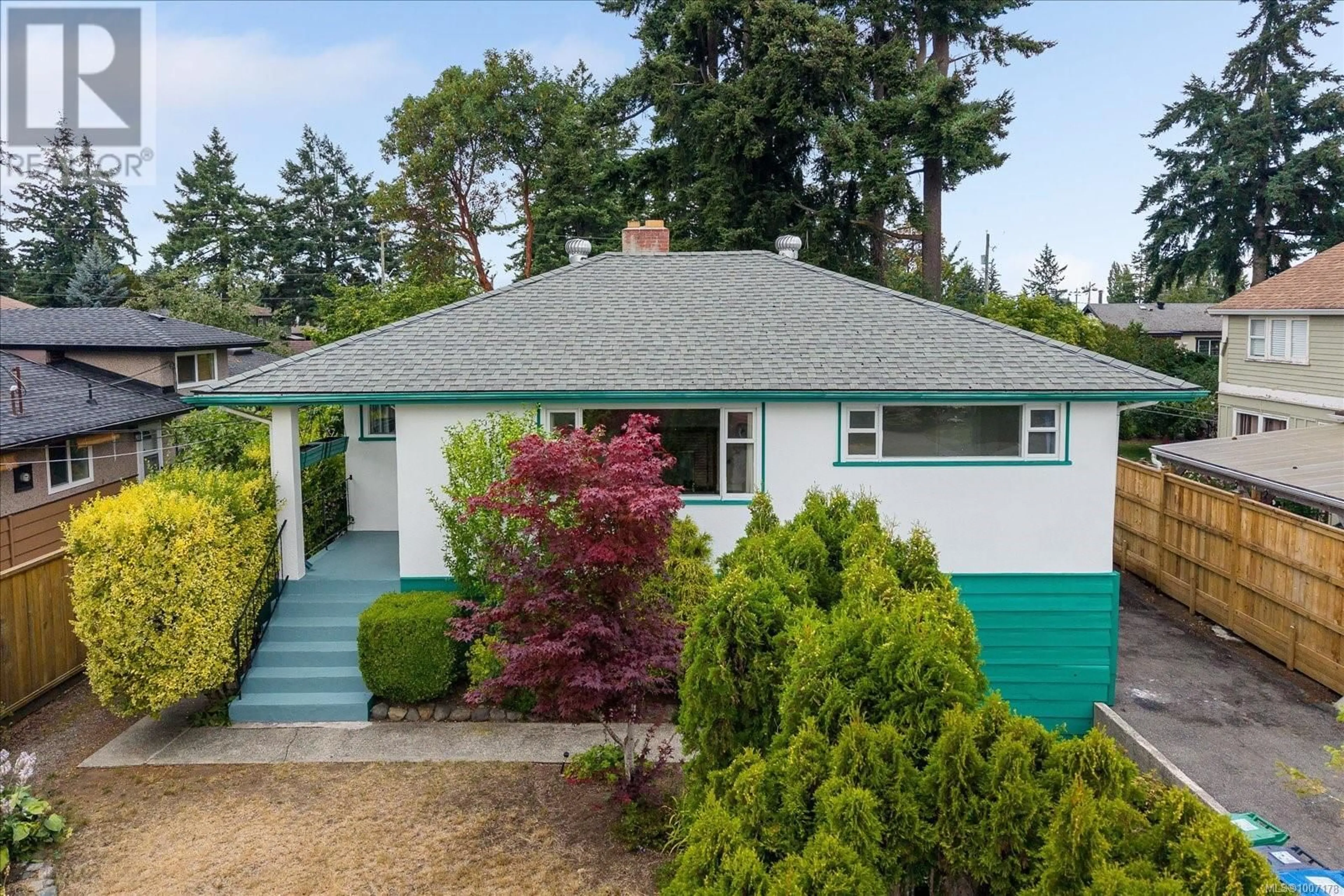 Home with vinyl exterior material, street for 880 HUNTER STREET, Nanaimo British Columbia V9S1R5