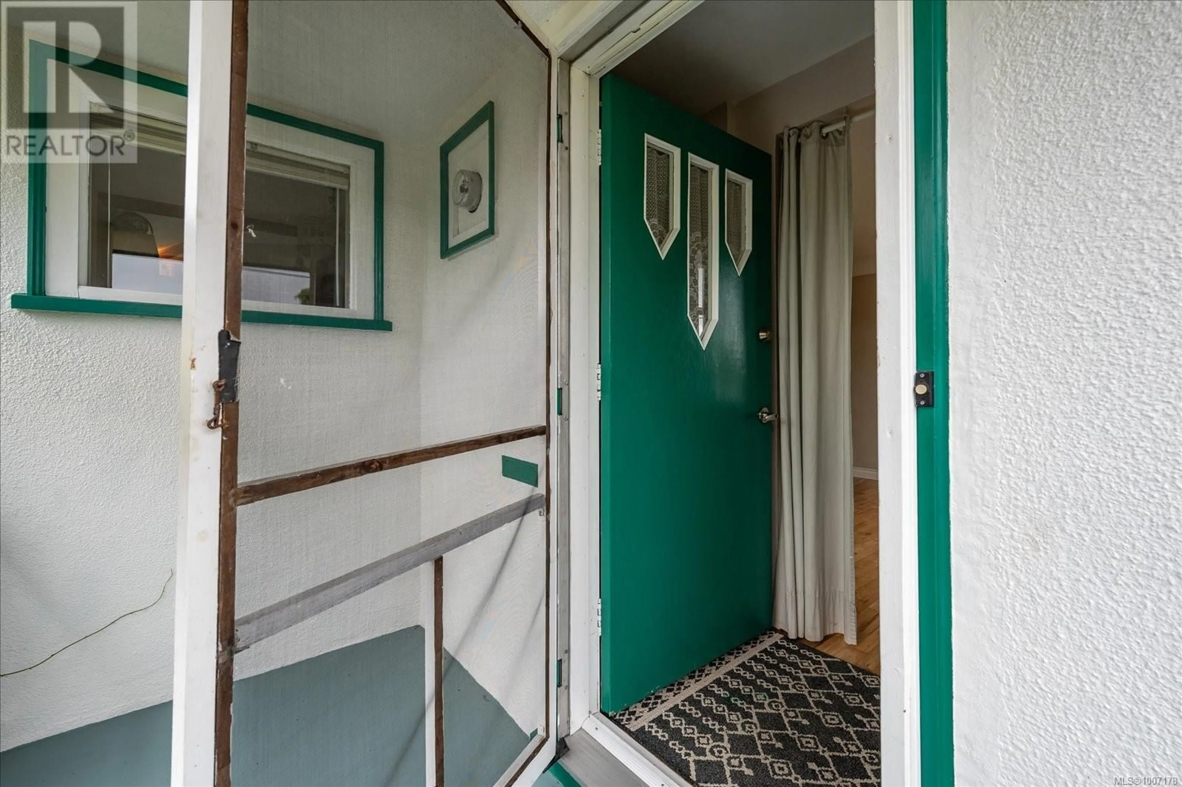 Indoor foyer for 880 HUNTER STREET, Nanaimo British Columbia V9S1R5
