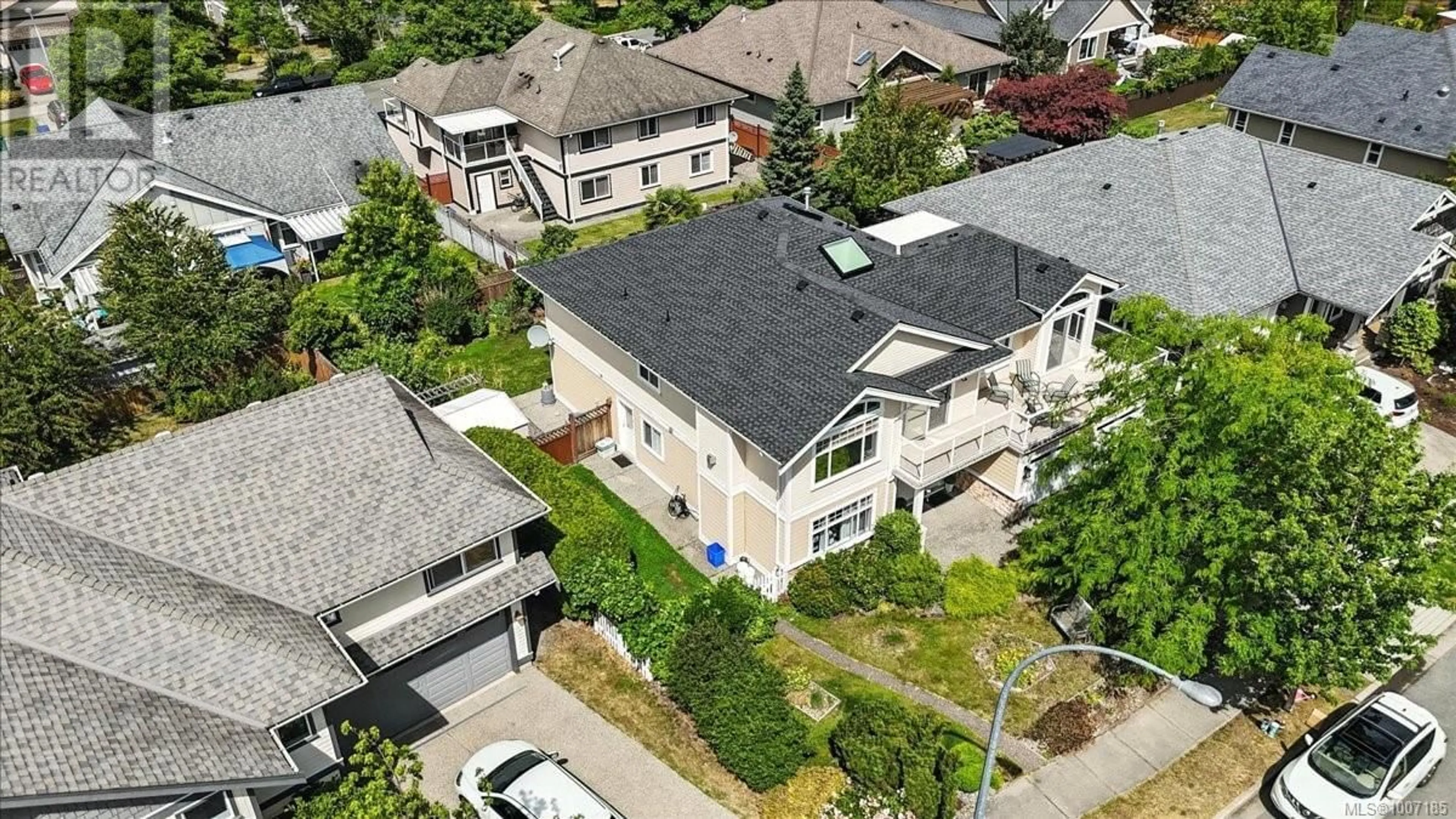 A pic from outside/outdoor area/front of a property/back of a property/a pic from drone, street for 627 SARUM RISE WAY, Nanaimo British Columbia V9R7C5