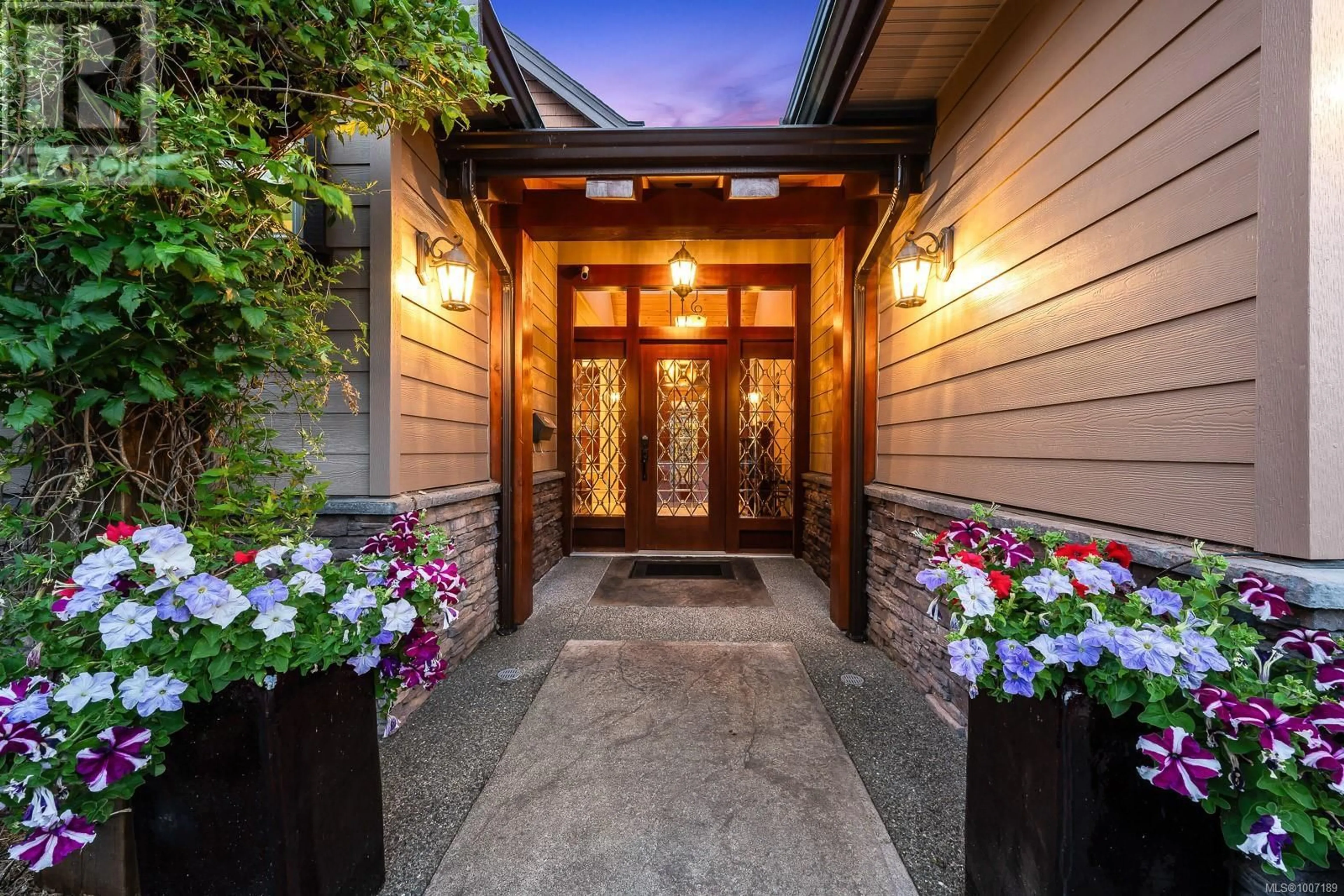 Indoor entryway for 3943-3941 MARINE DRIVE, Royston British Columbia V0R2V0
