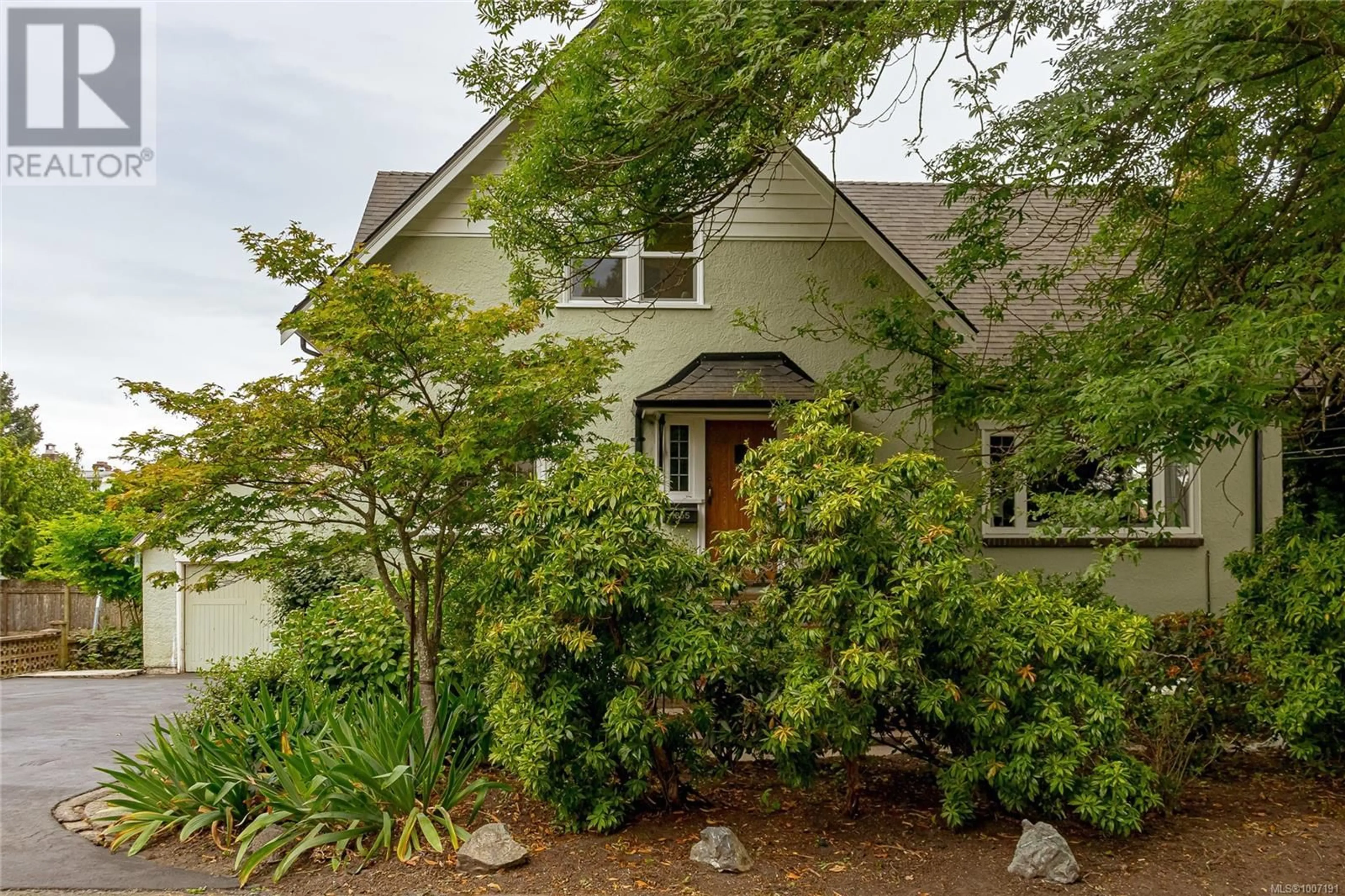 Home with vinyl exterior material, street for 1855 WATSON STREET, Saanich British Columbia V8R3H6