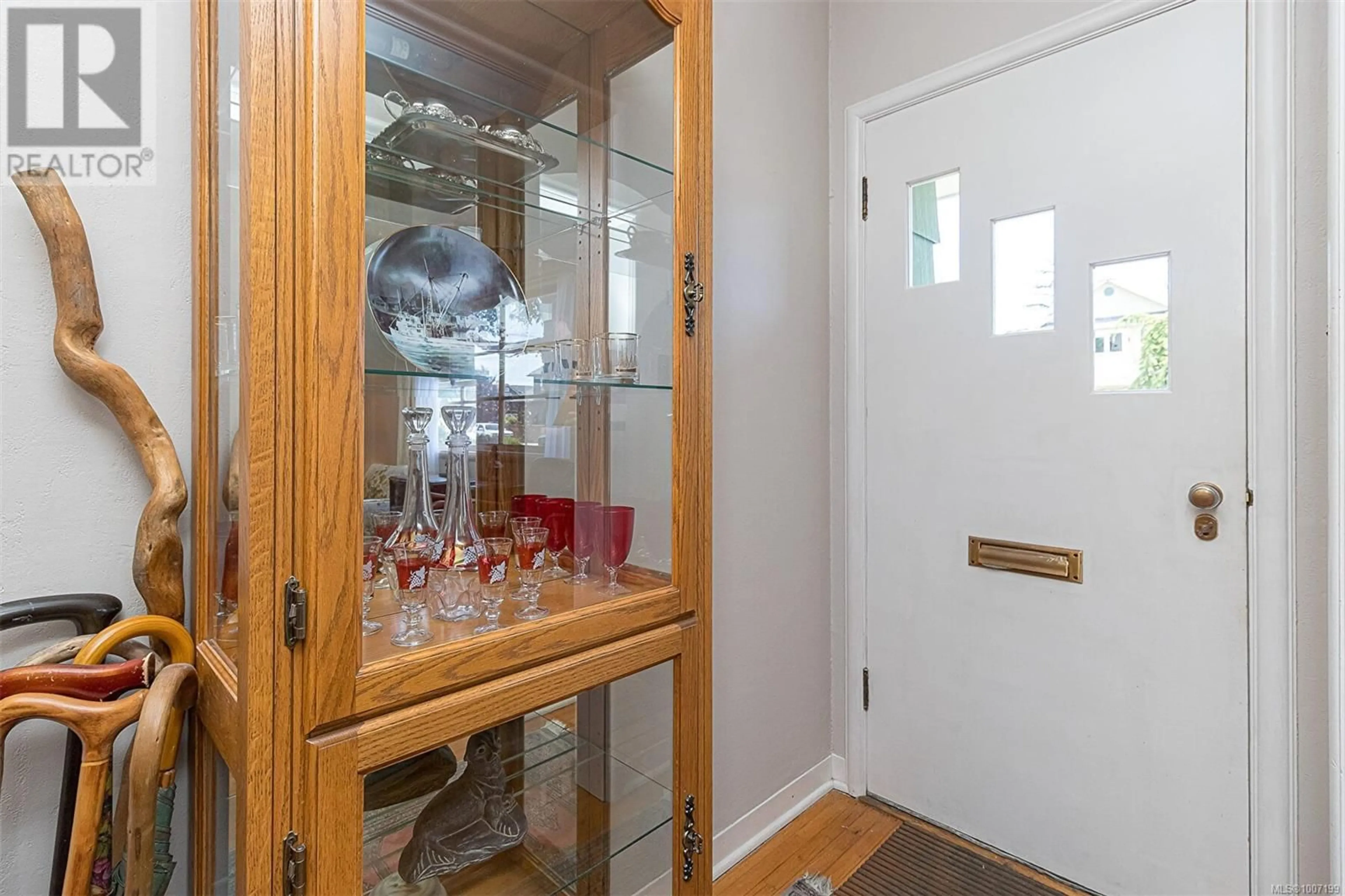 Indoor foyer for 9674 THIRD STREET, Sidney British Columbia V8L3A3