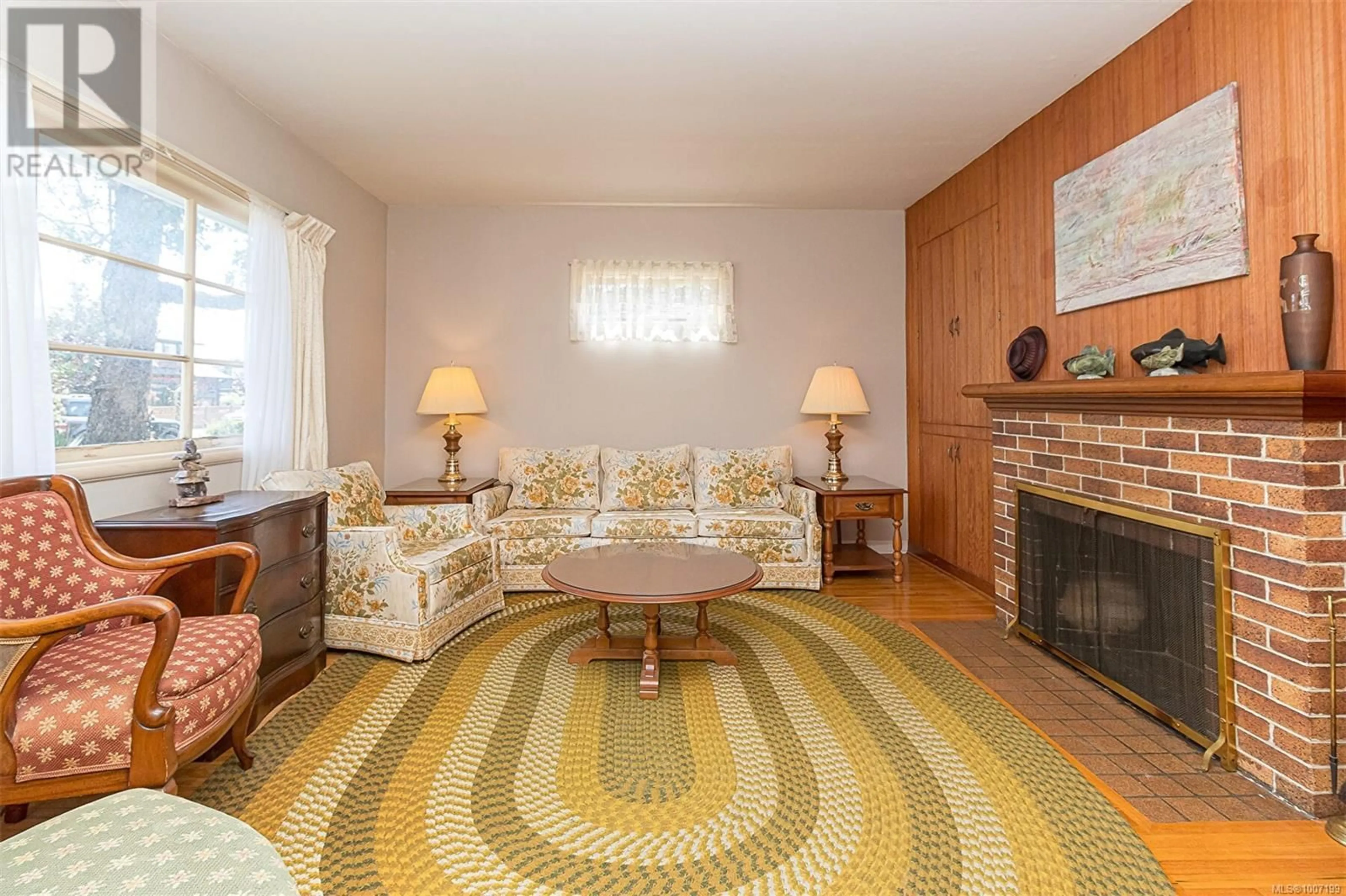 Living room with furniture, unknown for 9674 THIRD STREET, Sidney British Columbia V8L3A3