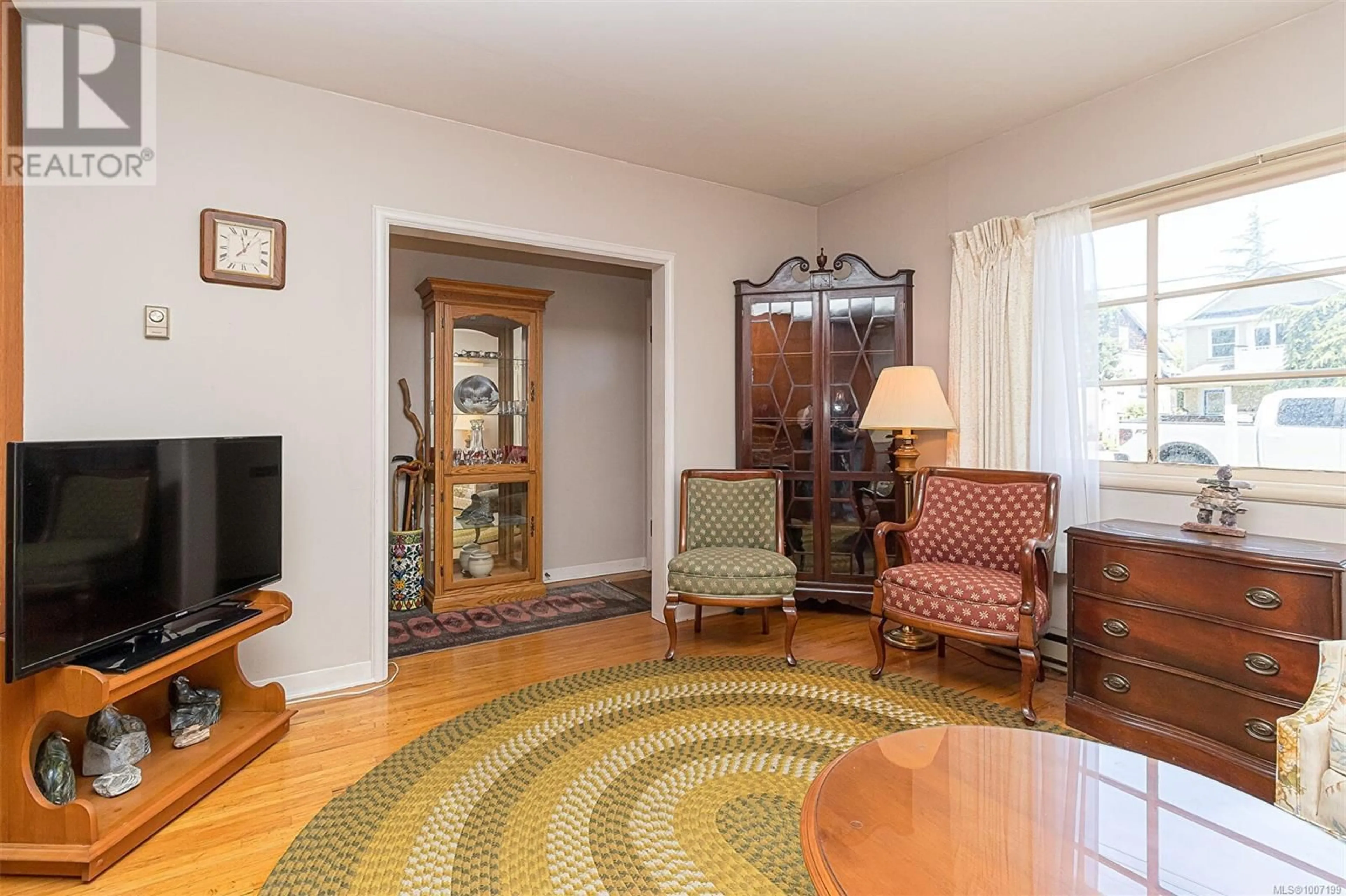 Living room with furniture, unknown for 9674 THIRD STREET, Sidney British Columbia V8L3A3