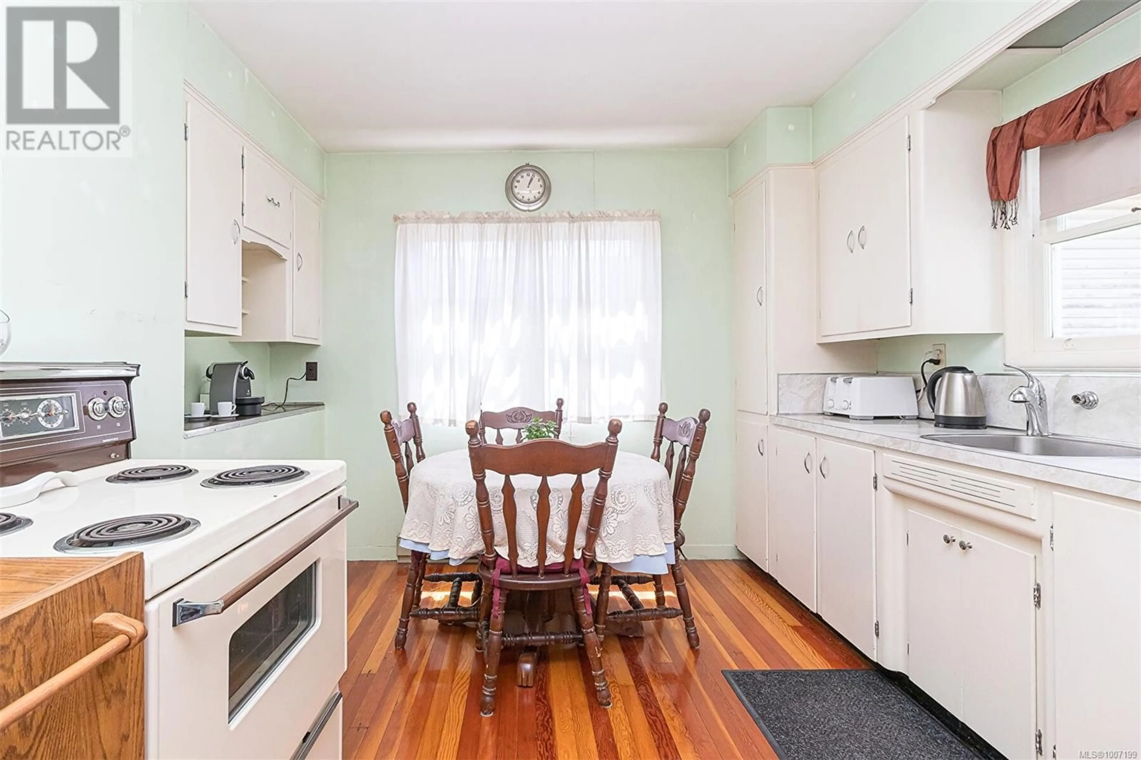 Standard kitchen, wood/laminate floor for 9674 THIRD STREET, Sidney British Columbia V8L3A3