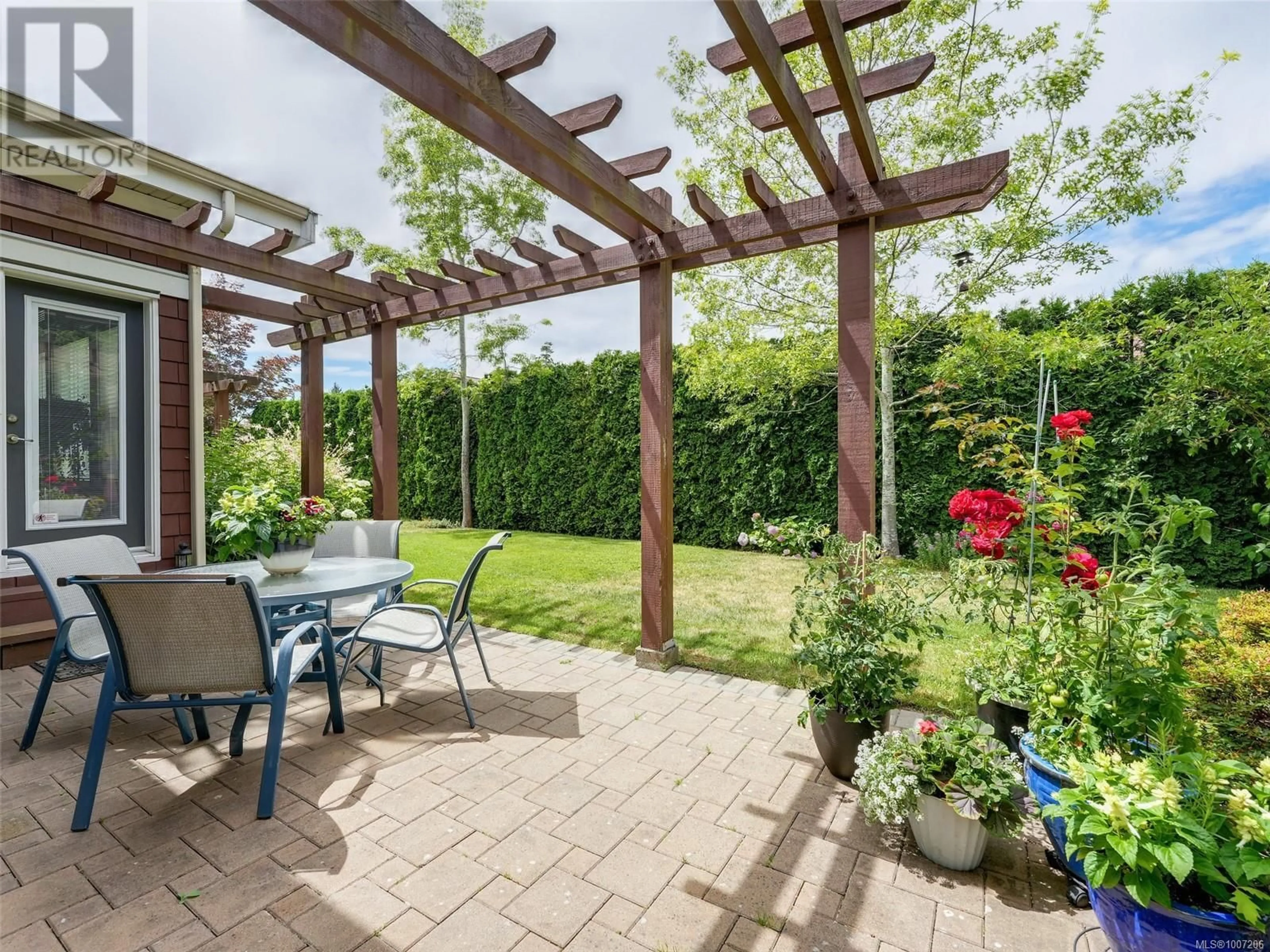 Patio, street for 539 HEATHERDALE LANE, Saanich British Columbia V8Z0A4
