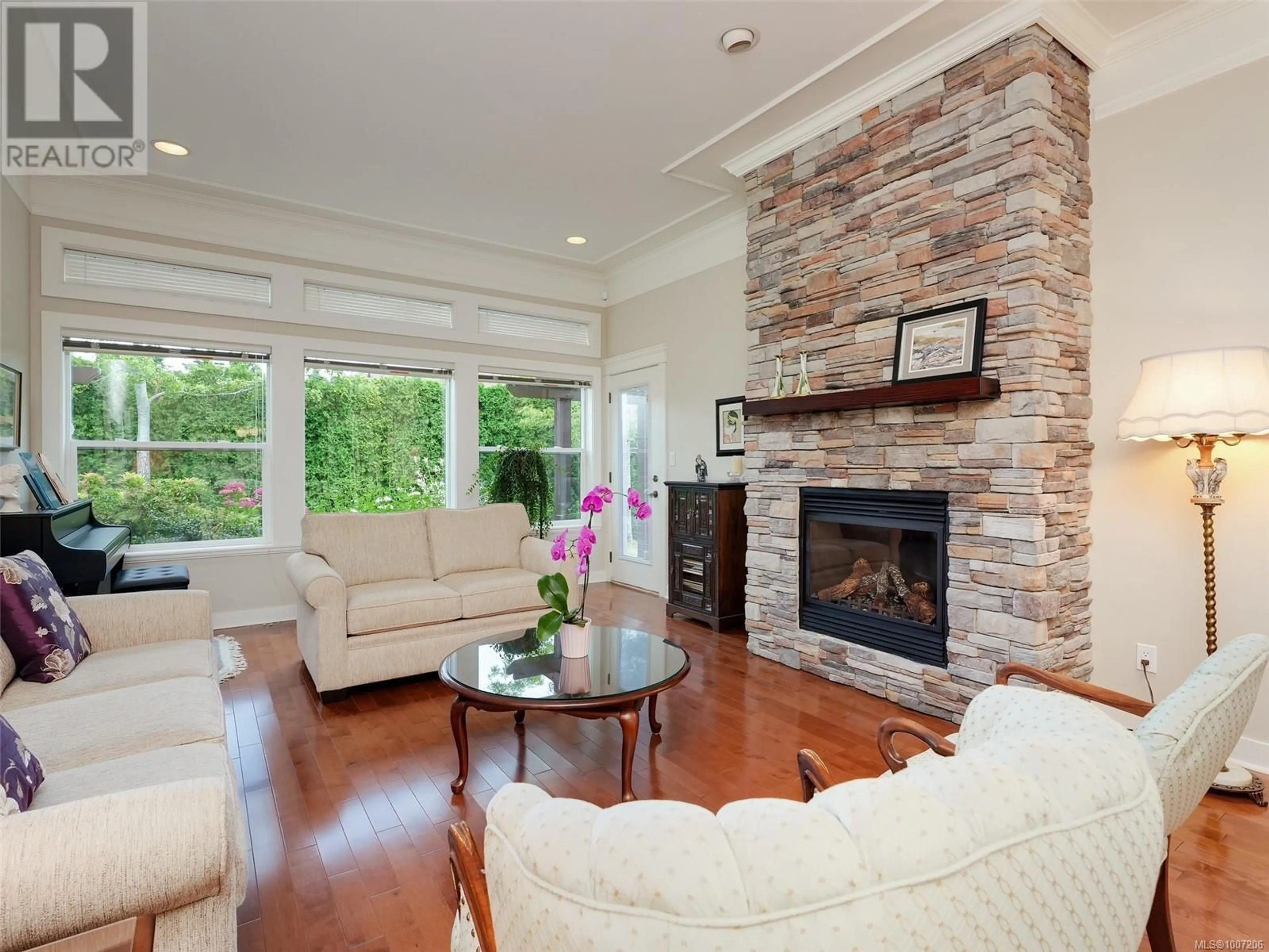 Living room with furniture, unknown for 539 HEATHERDALE LANE, Saanich British Columbia V8Z0A4