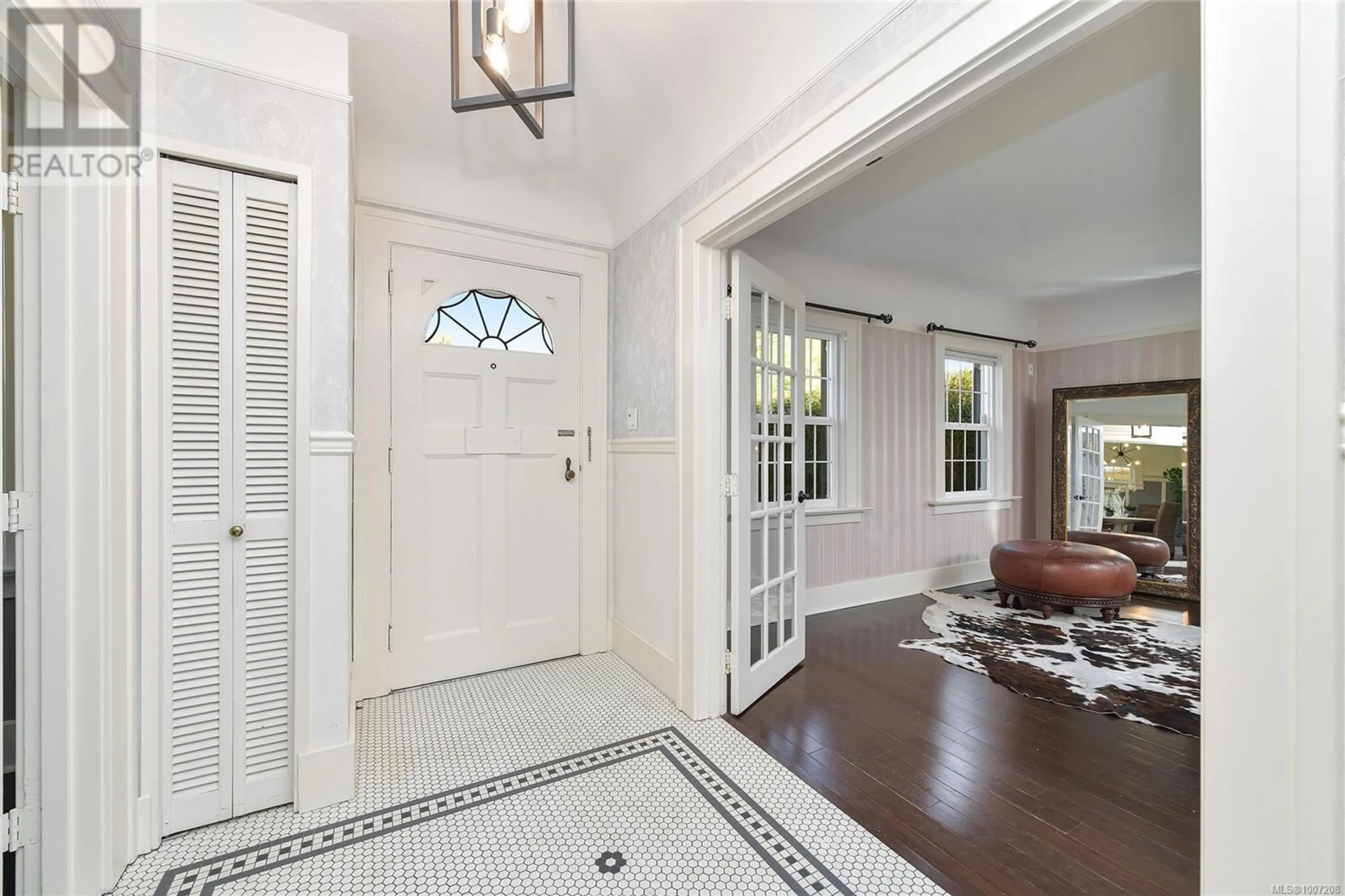 Indoor entryway for 820 ST. CHARLES STREET, Victoria British Columbia V8S3P3