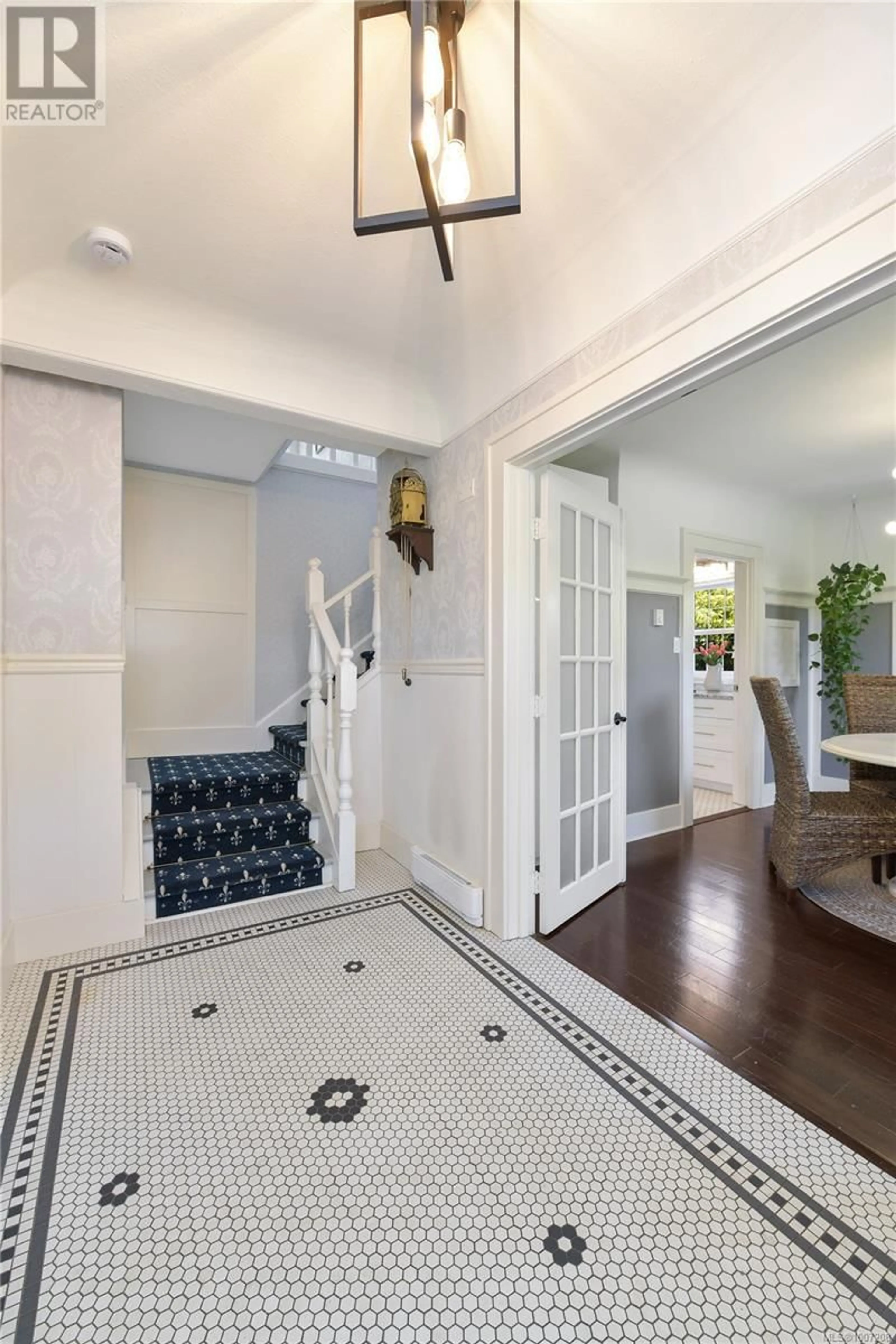 Indoor entryway for 820 ST. CHARLES STREET, Victoria British Columbia V8S3P3
