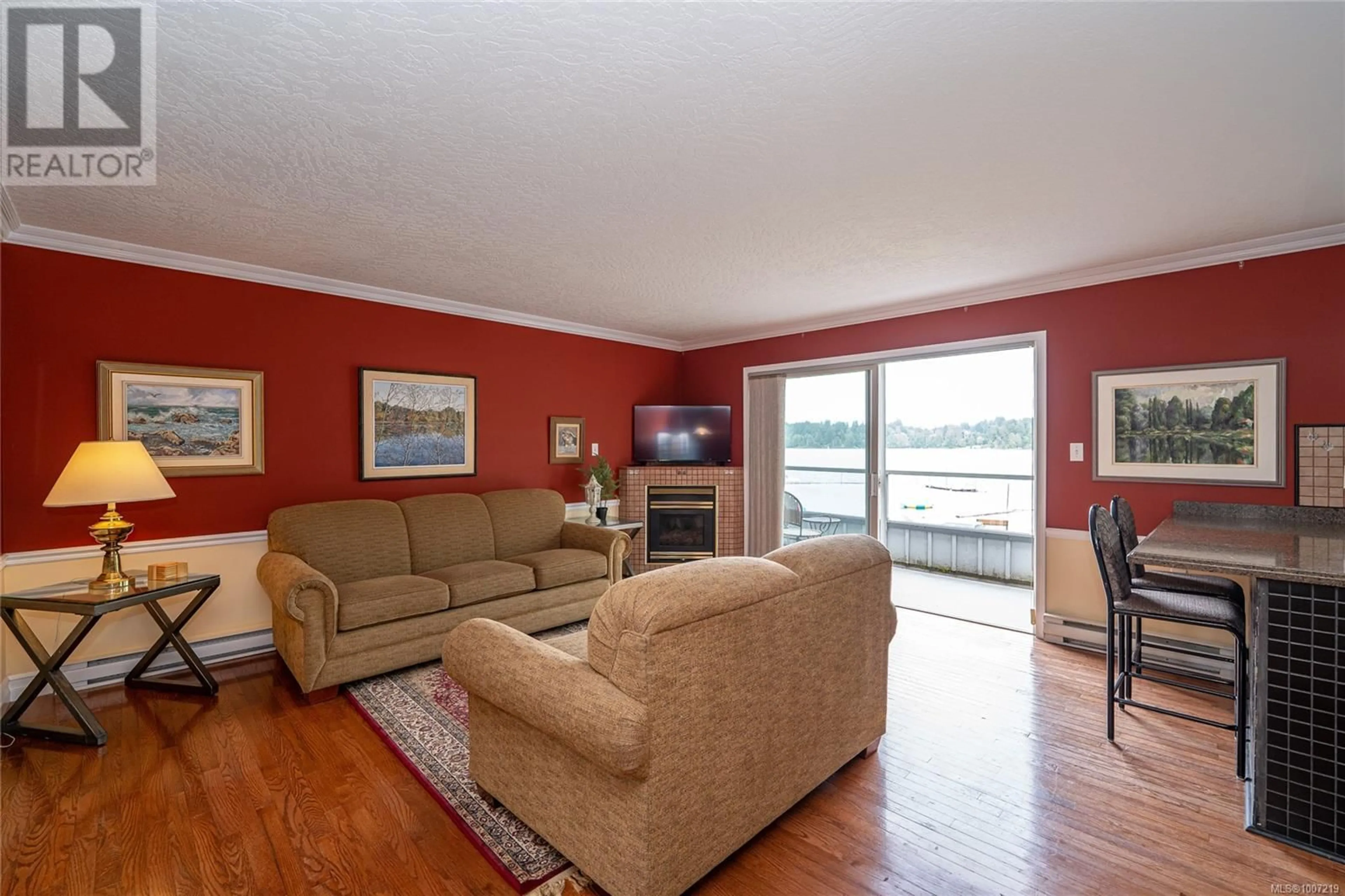 Living room with furniture, wood/laminate floor for 29 - 2046 WIDOWS WALK, Shawnigan Lake British Columbia V8H2G5
