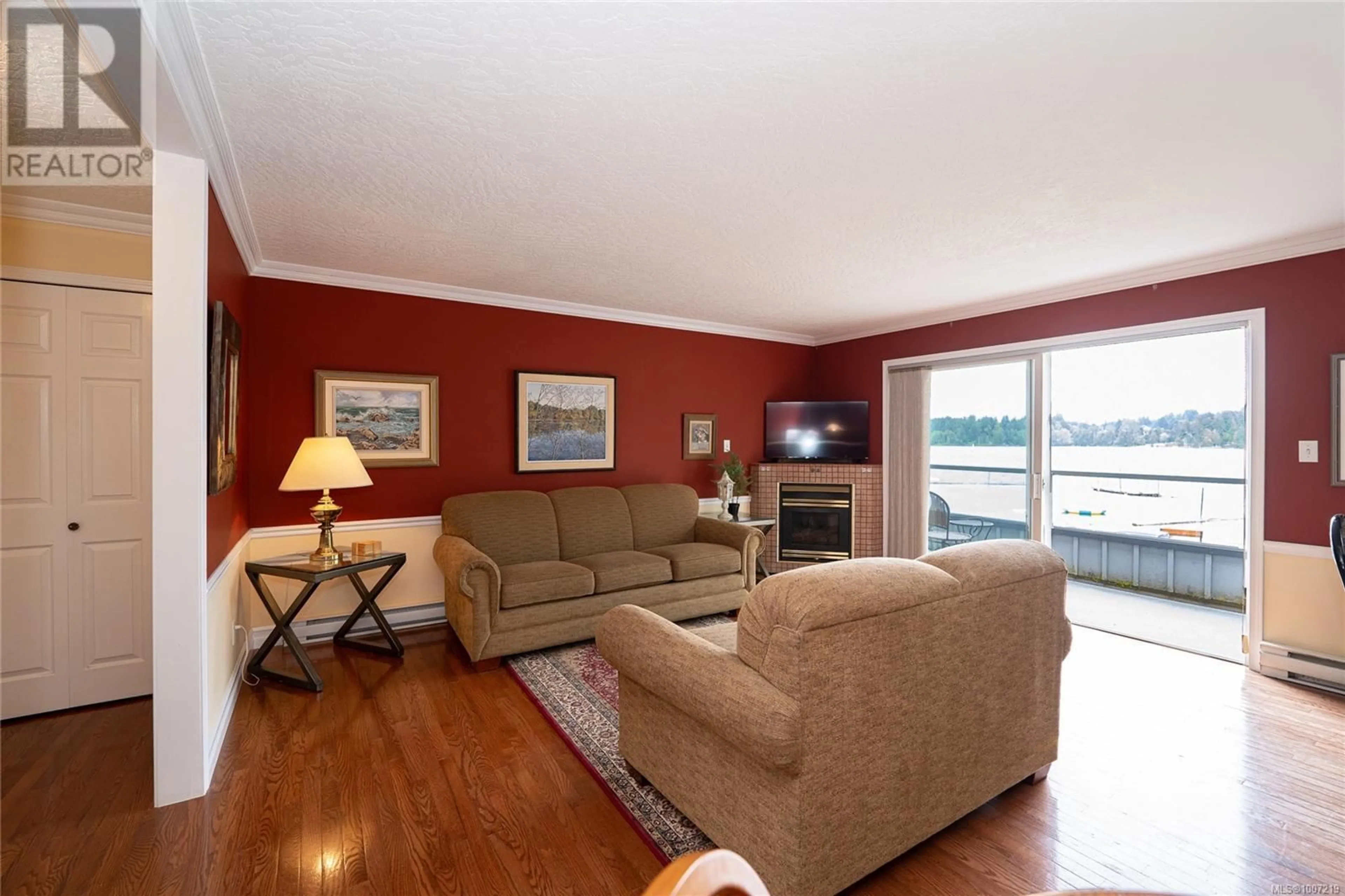 Living room with furniture, wood/laminate floor for 29 - 2046 WIDOWS WALK, Shawnigan Lake British Columbia V8H2G5