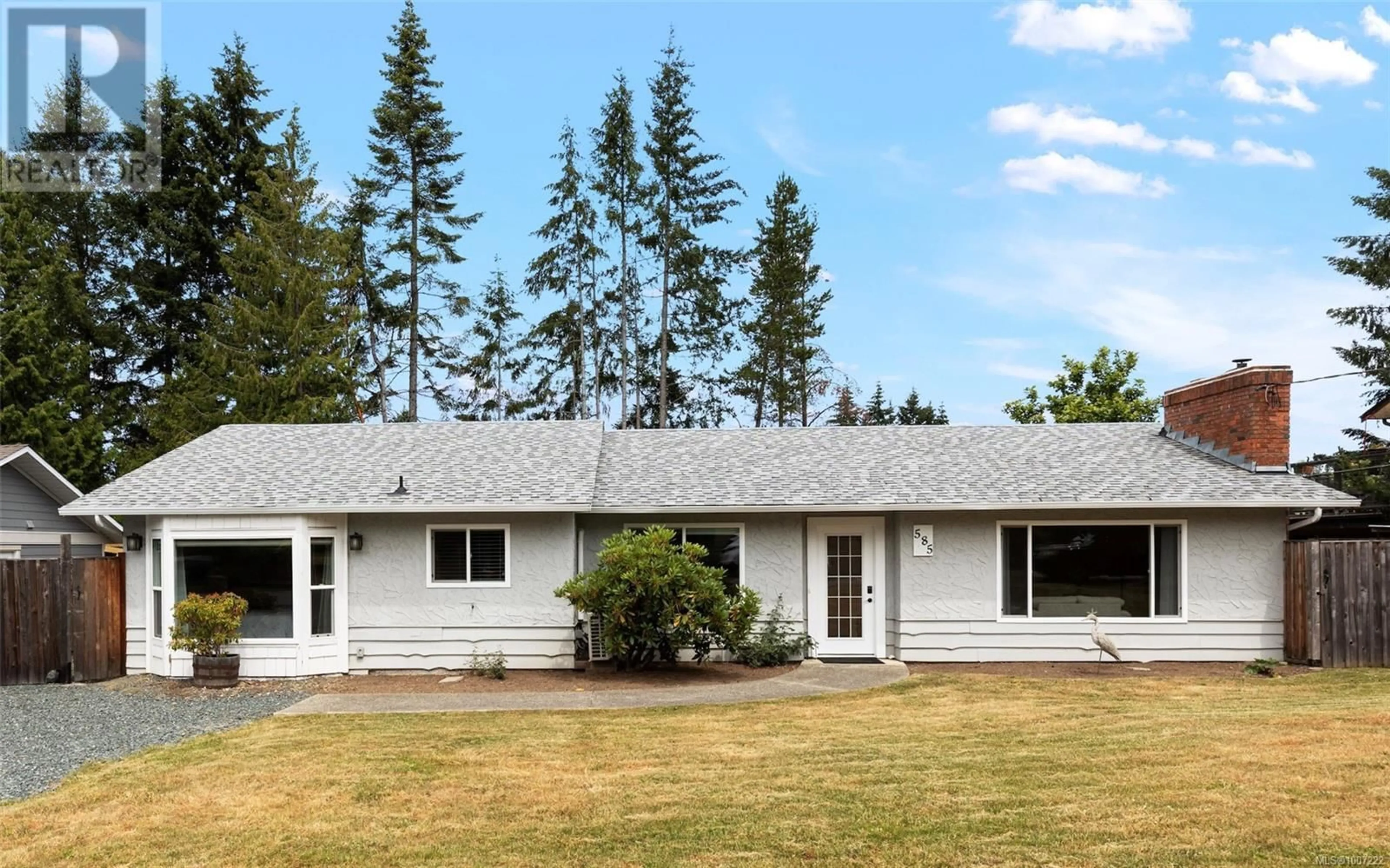 Home with vinyl exterior material, unknown for 585 TAMARACK DRIVE, Qualicum Beach British Columbia V9K1A7