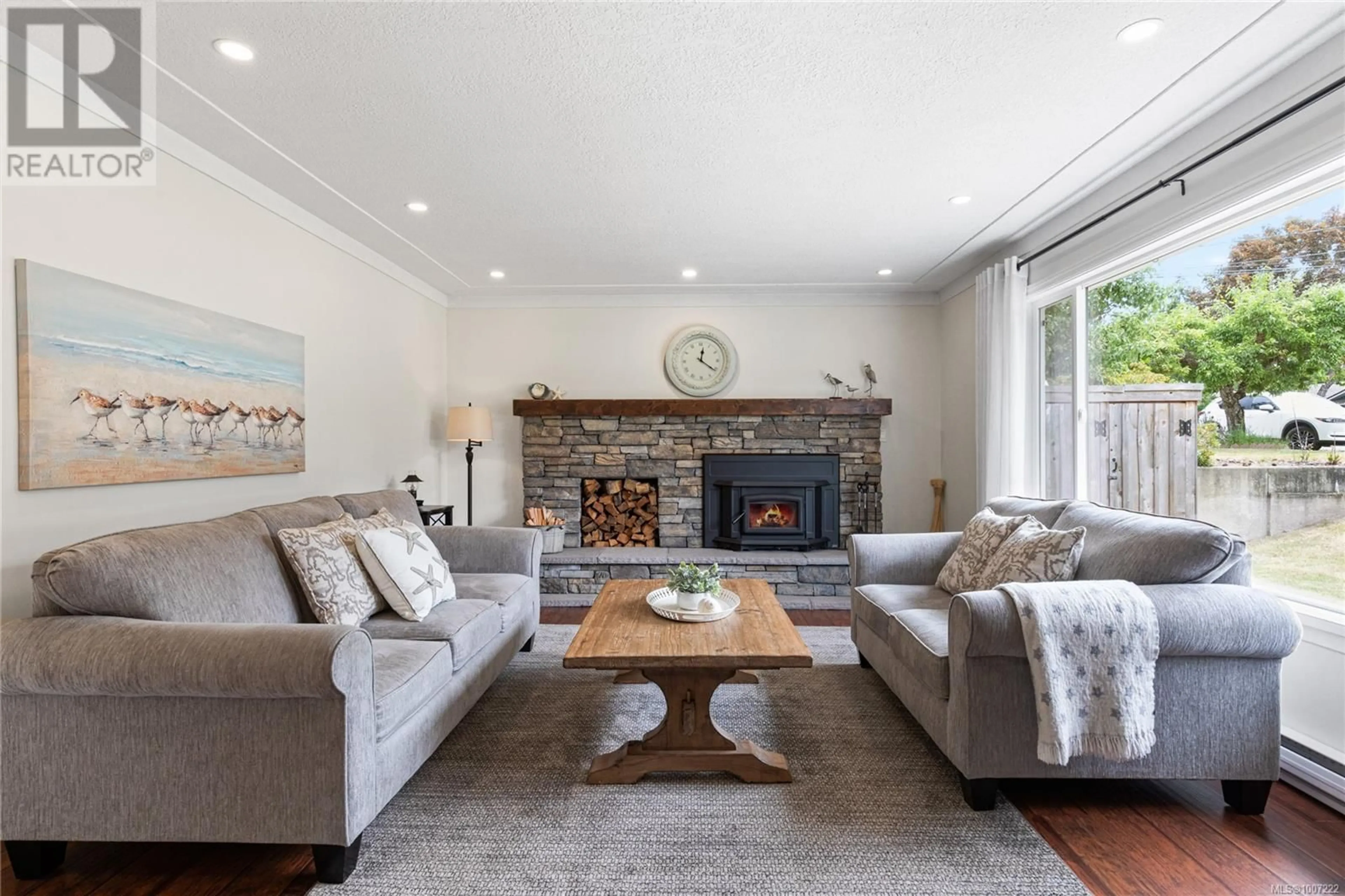 Living room with furniture, unknown for 585 TAMARACK DRIVE, Qualicum Beach British Columbia V9K1A7