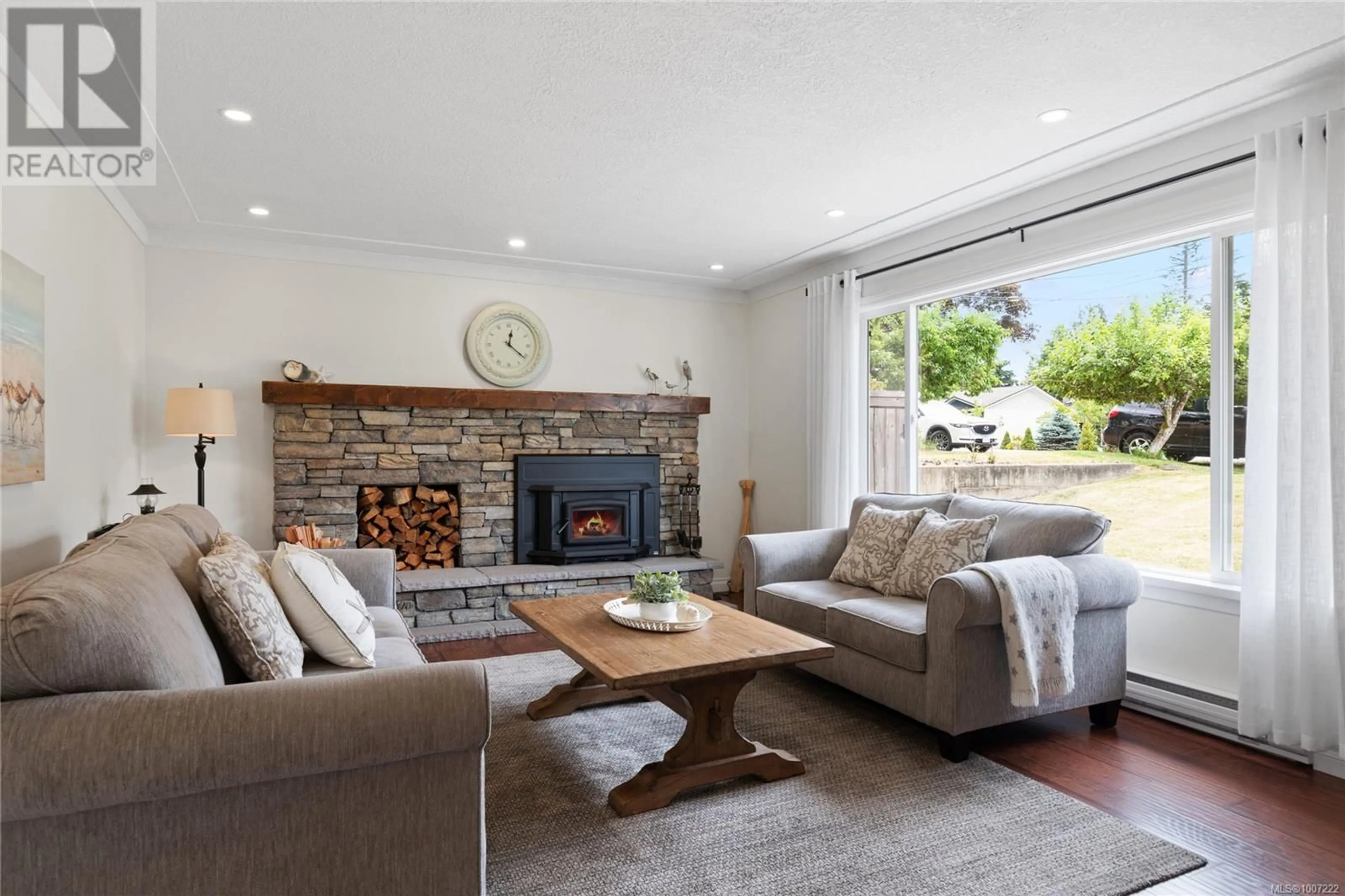 Living room with furniture, unknown for 585 TAMARACK DRIVE, Qualicum Beach British Columbia V9K1A7