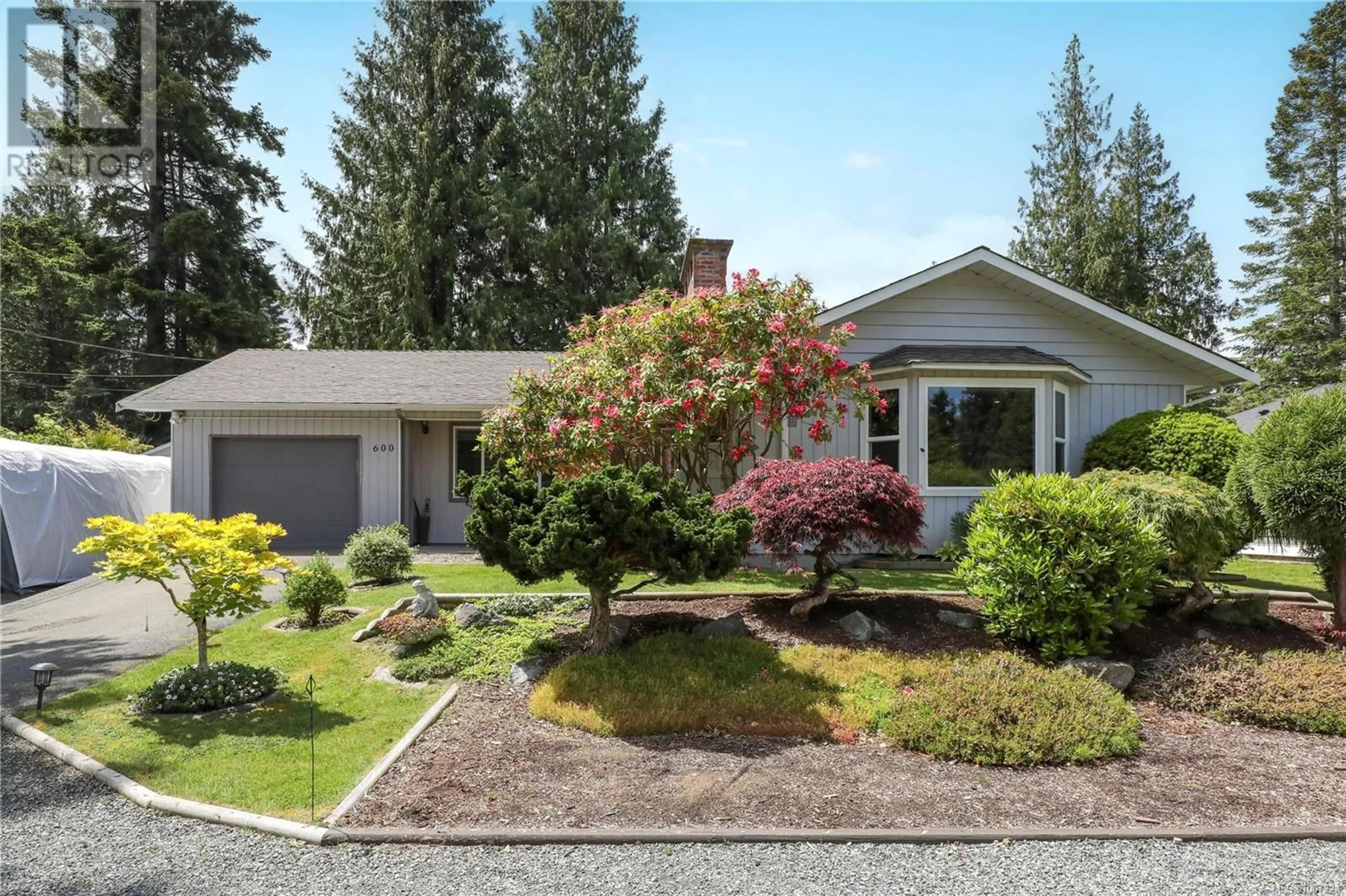 Home with vinyl exterior material, street for 600 EAGLECREST DRIVE, Qualicum Beach British Columbia V9K1E4