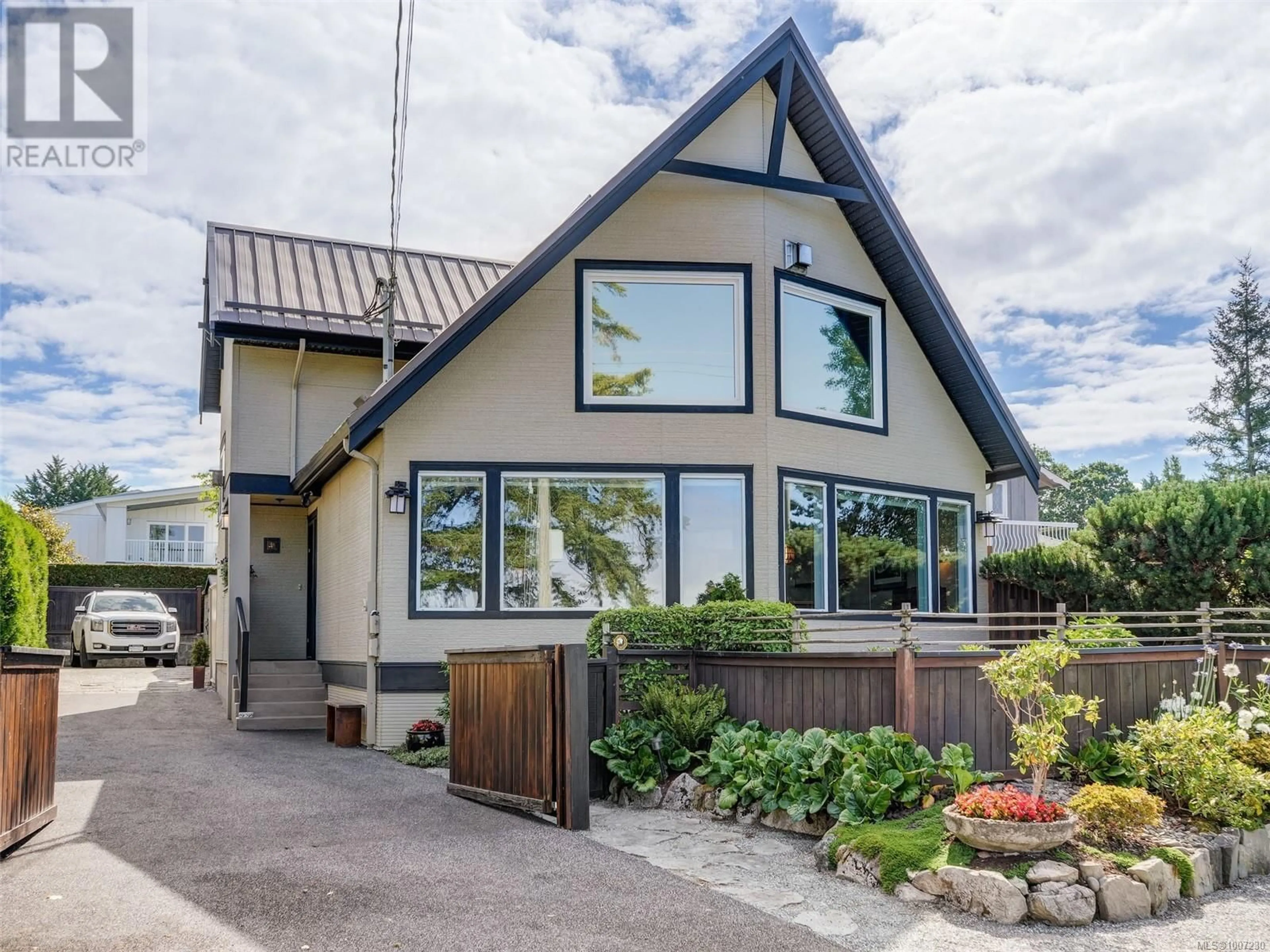 Home with vinyl exterior material, street for 10189 WEST SAANICH ROAD, North Saanich British Columbia V8L5T6