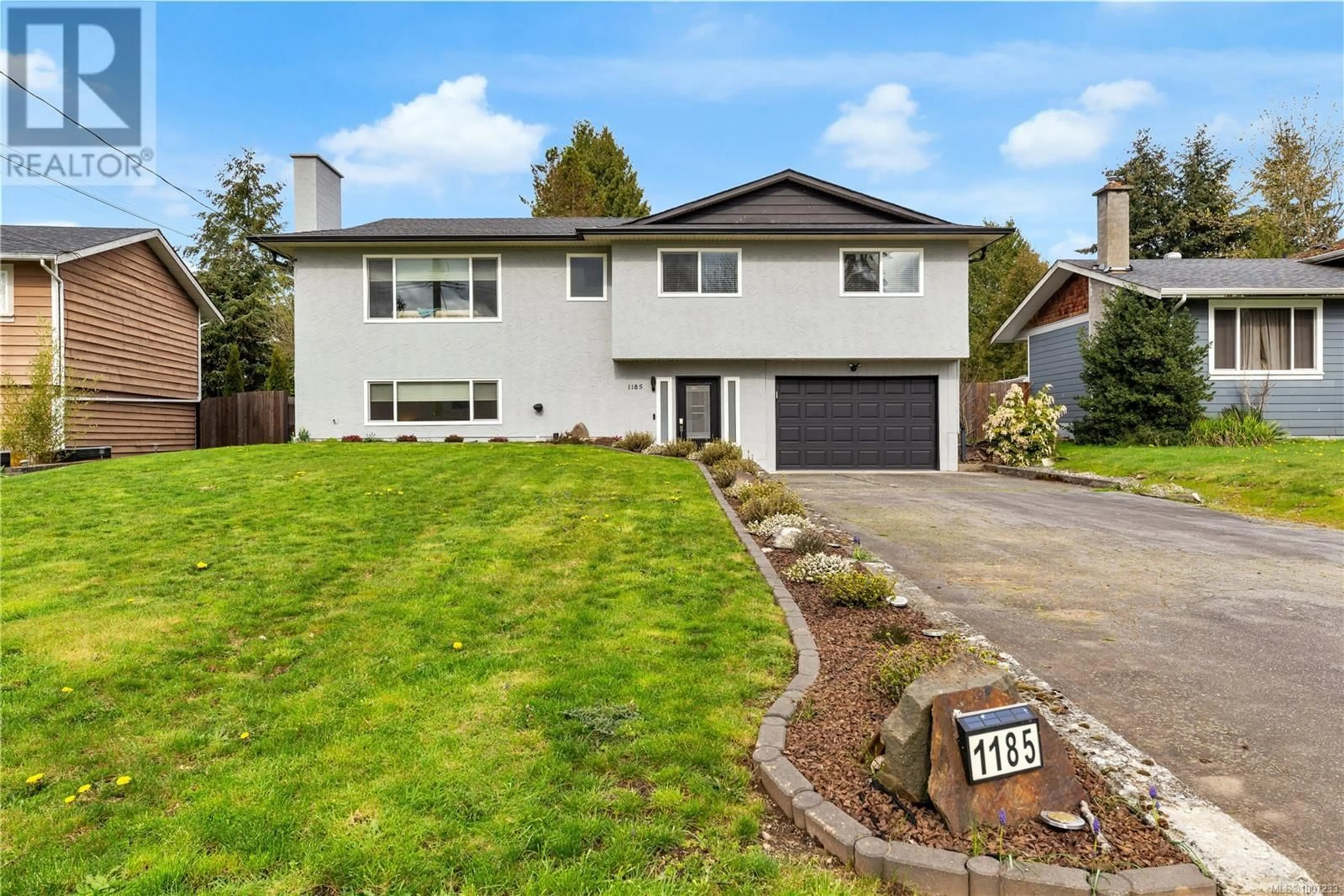 Home with vinyl exterior material, street for 1185 STUART PLACE, Ladysmith British Columbia V9G1P4