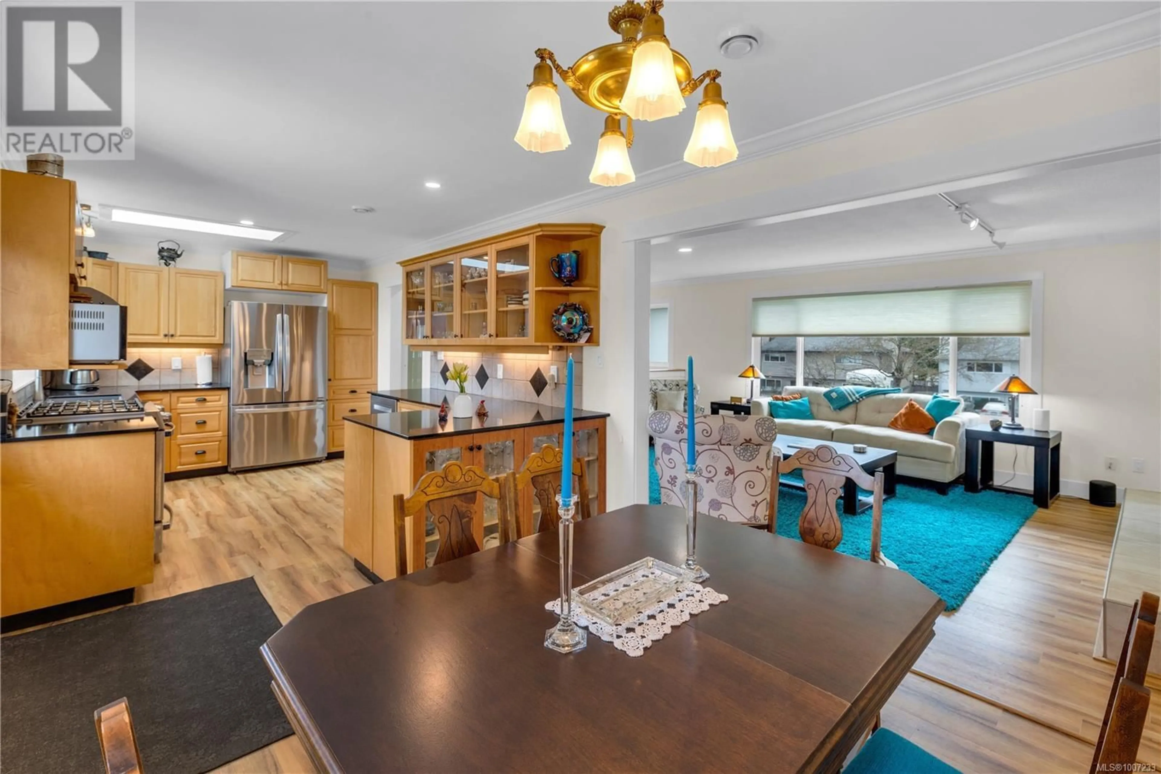 Open concept kitchen, wood/laminate floor for 1185 STUART PLACE, Ladysmith British Columbia V9G1P4