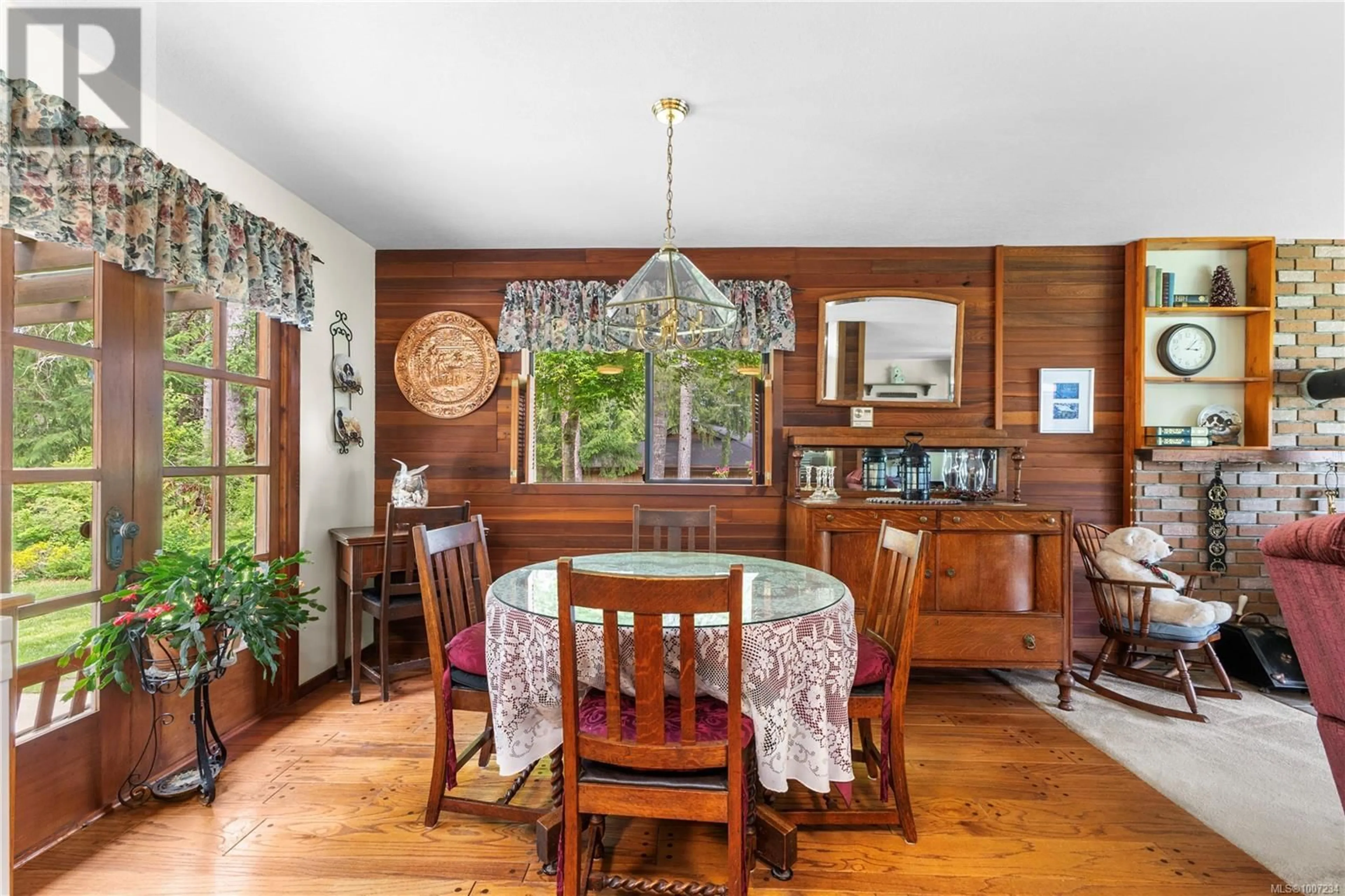 Dining room, wood/laminate floor for 3100 BRENT ROAD, Campbell River British Columbia V9H1A6
