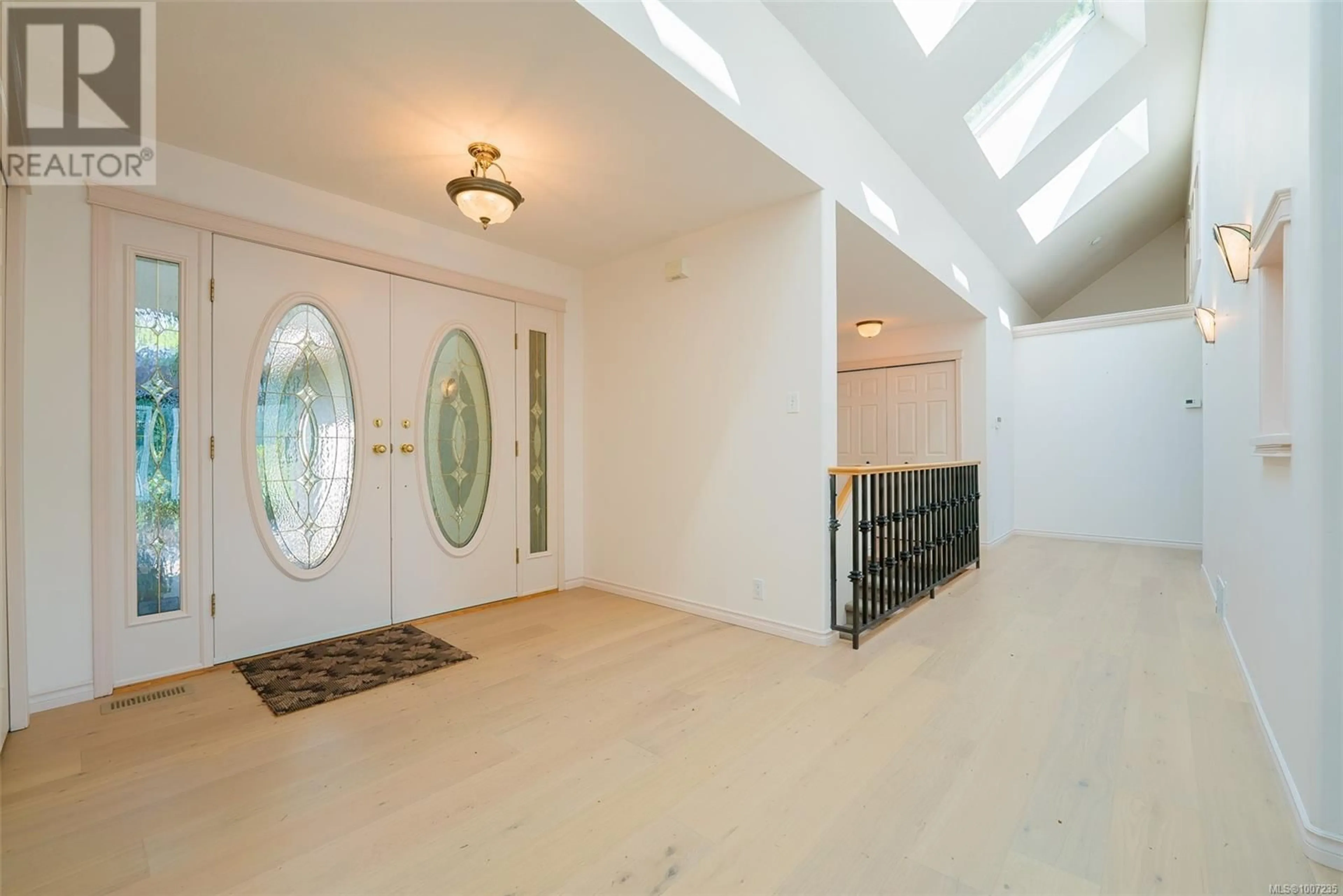 Indoor foyer for 5030 LIMBERIS DRIVE, Ladysmith British Columbia V9G1M6