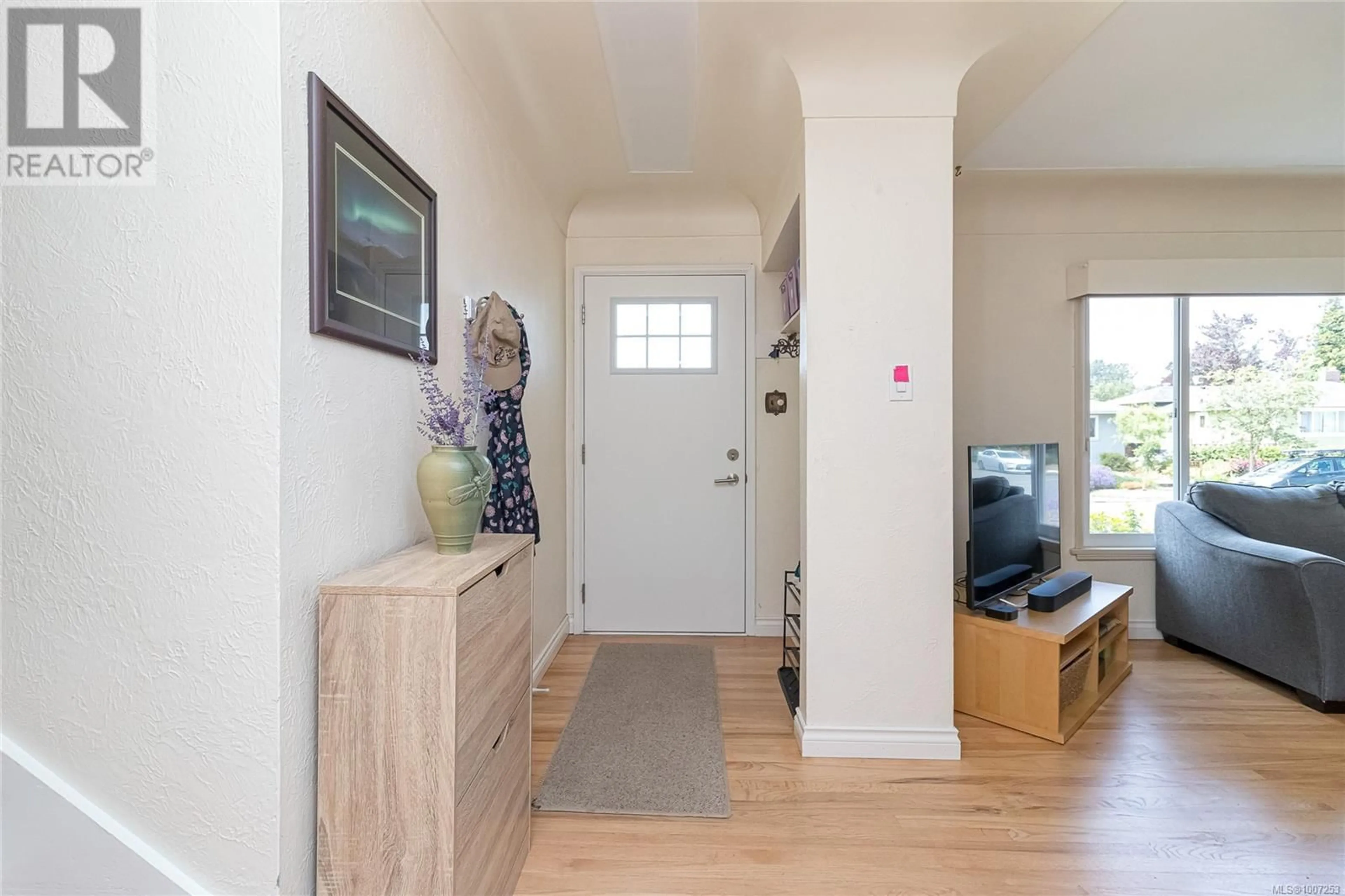 Indoor entryway for 3231 FRECHETTE STREET, Saanich British Columbia V8P4N8