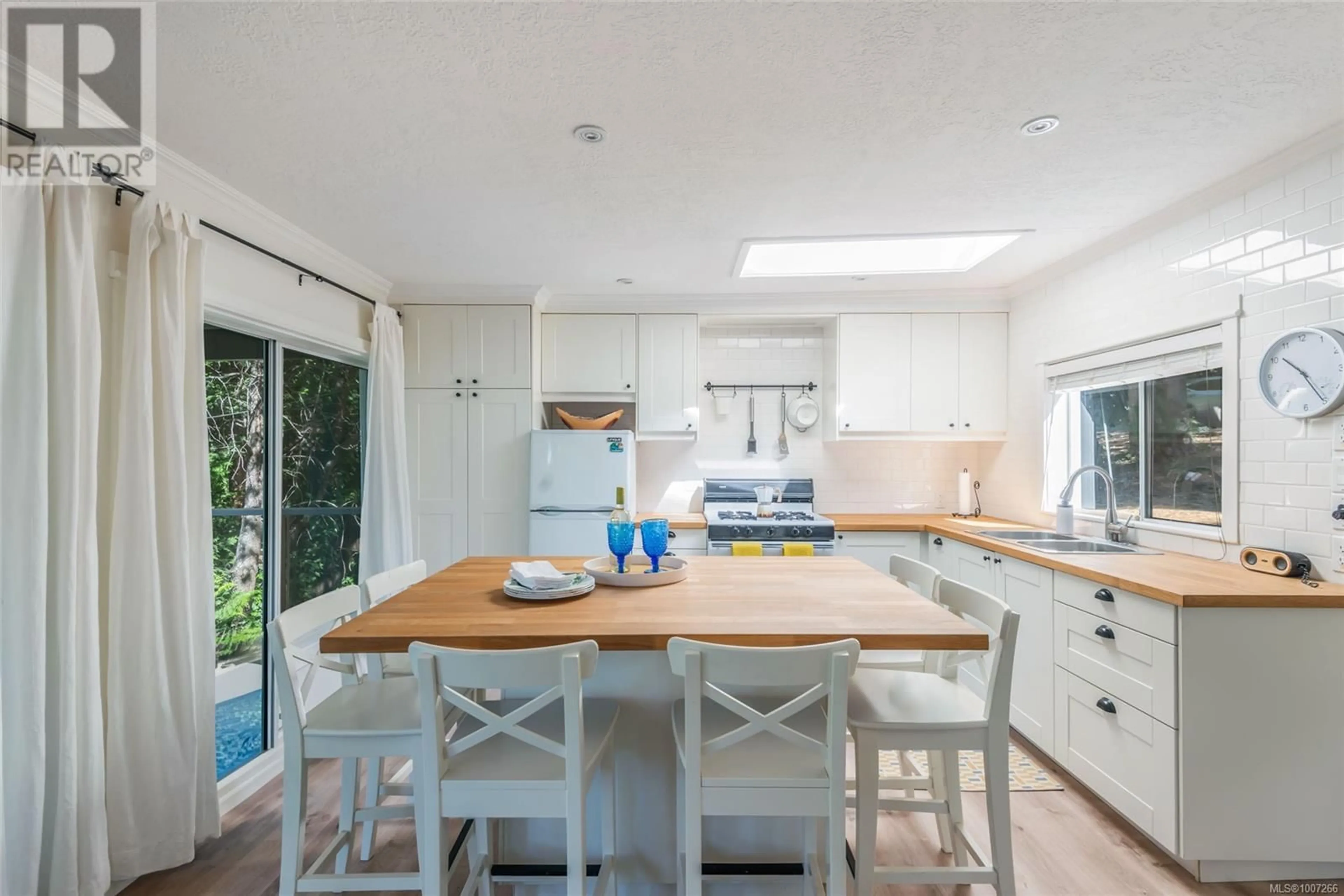 Open concept kitchen, ceramic/tile floor for 3470 HORNE LAKE CAVES ROAD, Qualicum Beach British Columbia V9K2L7