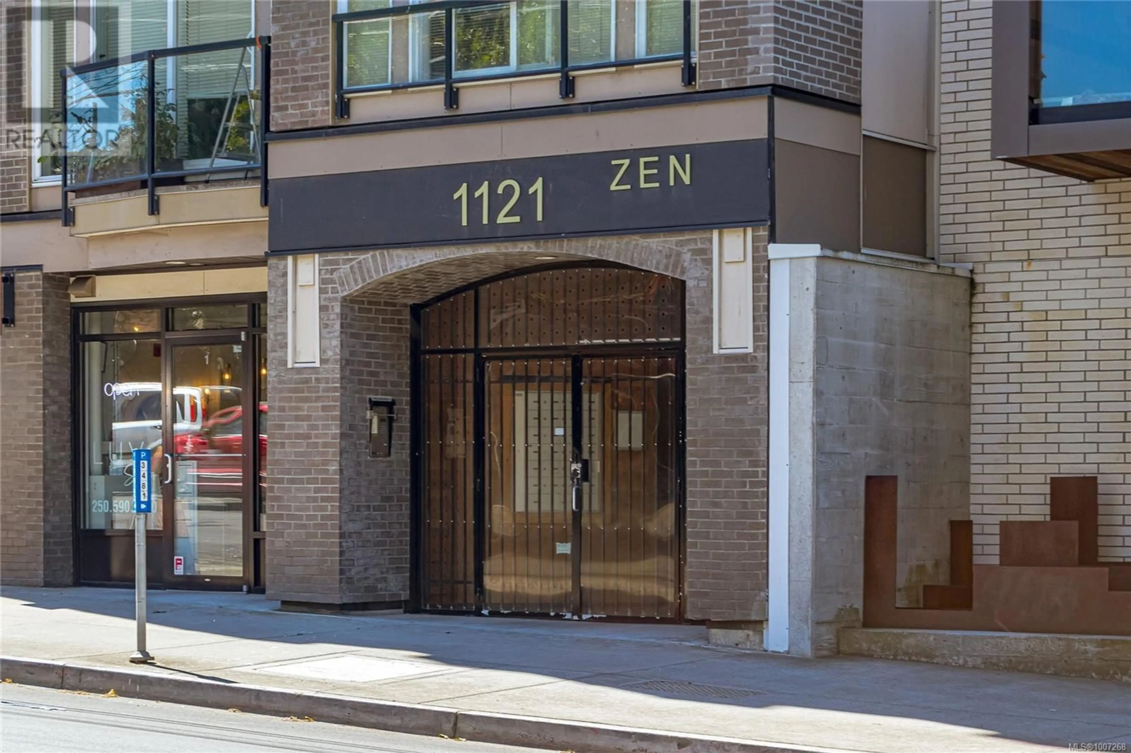 Indoor foyer for 402 - 1121 FORT STREET, Victoria British Columbia V8V3K9