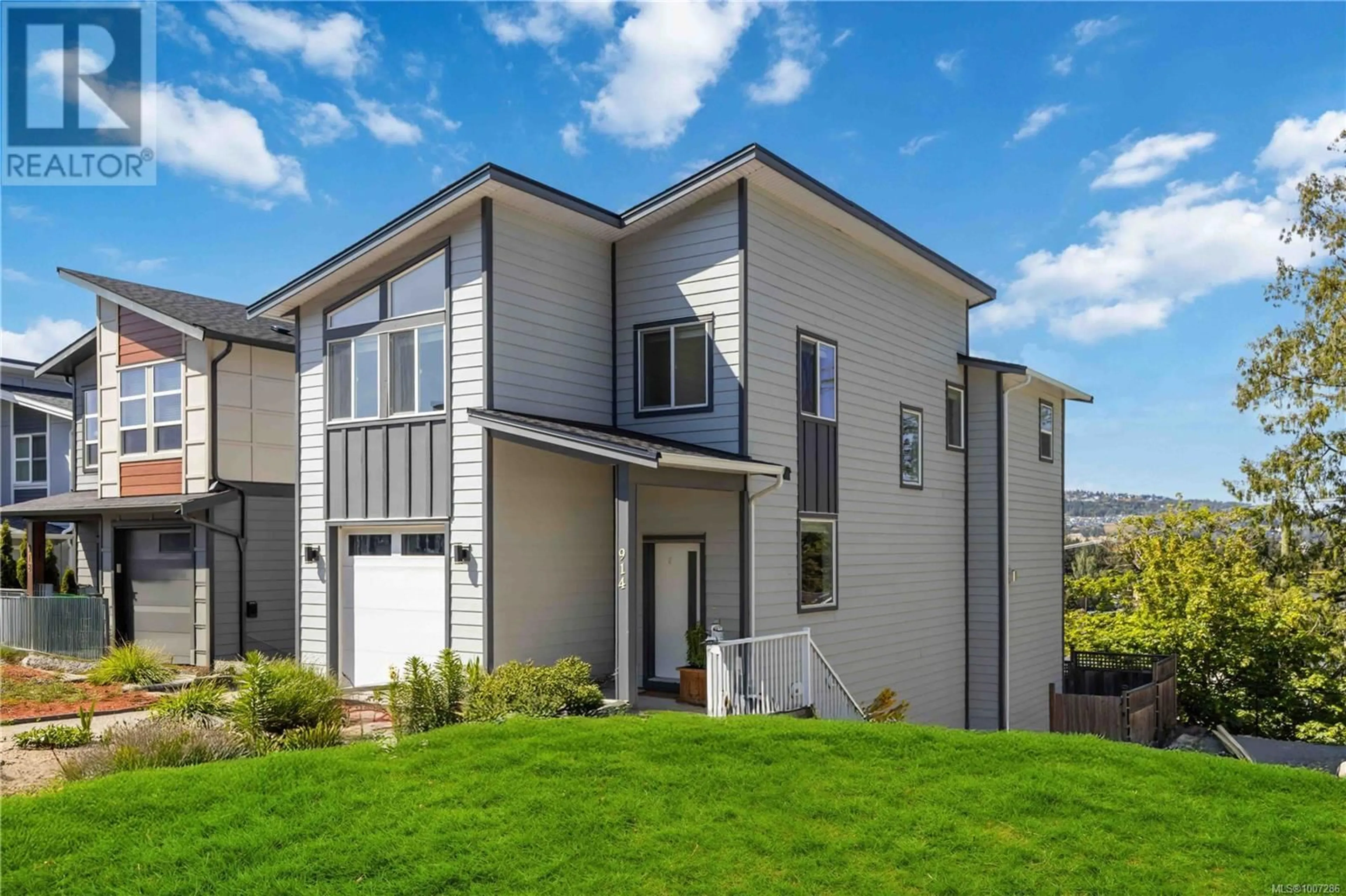 Home with vinyl exterior material, street for 914 PEACE KEEPING CRESCENT, Langford British Columbia V9C2P4