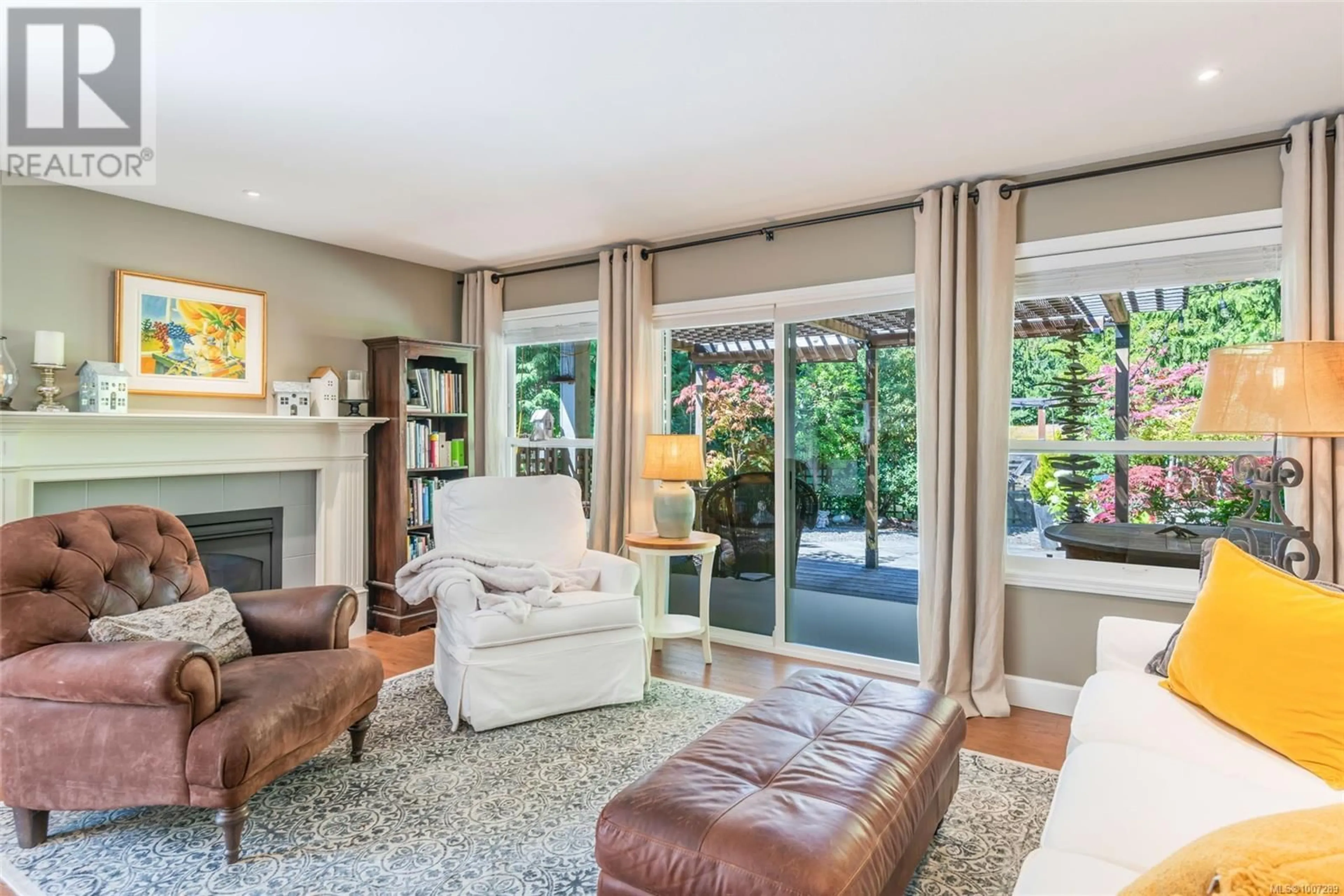 Living room with furniture, unknown for 538 SEAWARD WAY, Qualicum Beach British Columbia V9K1T8