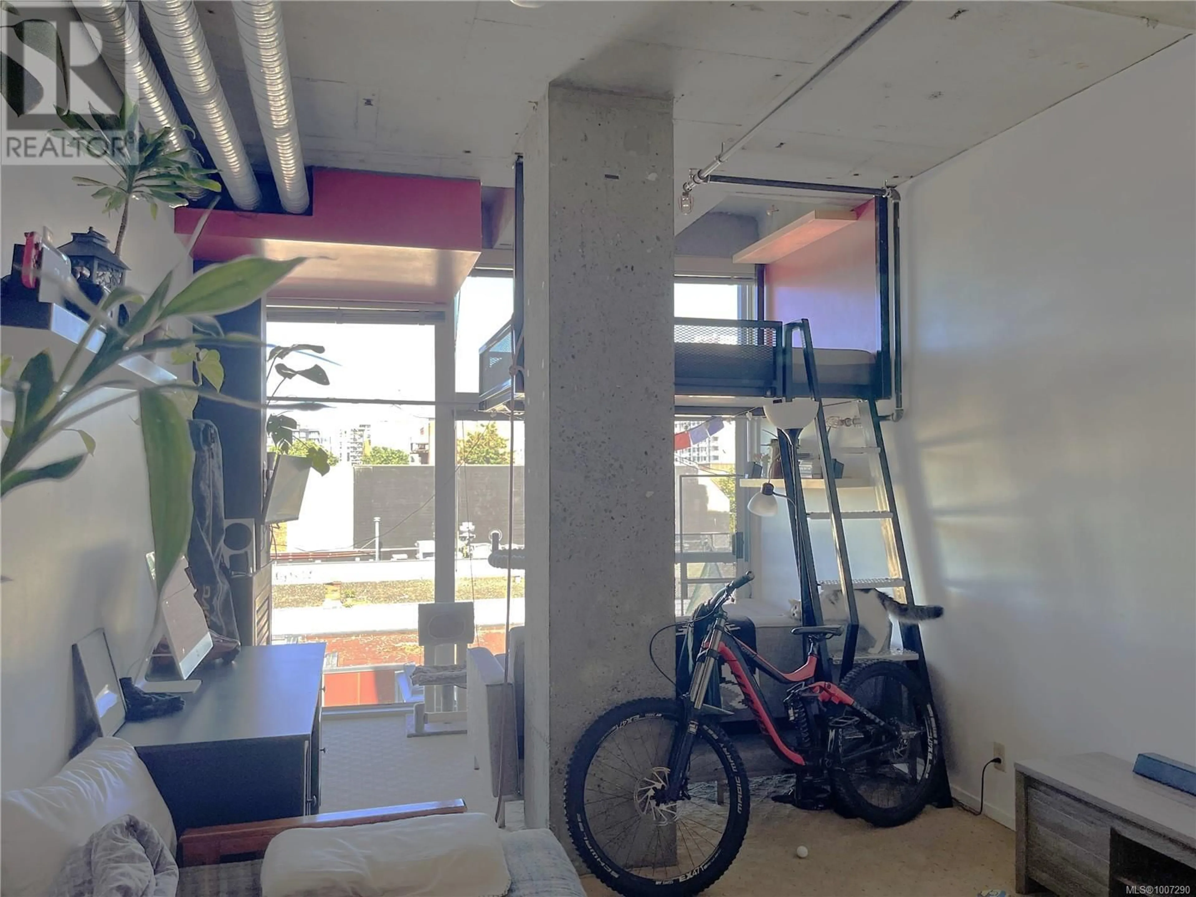 Indoor foyer for 418 - 1061 FORT STREET, Victoria British Columbia V8V5A1