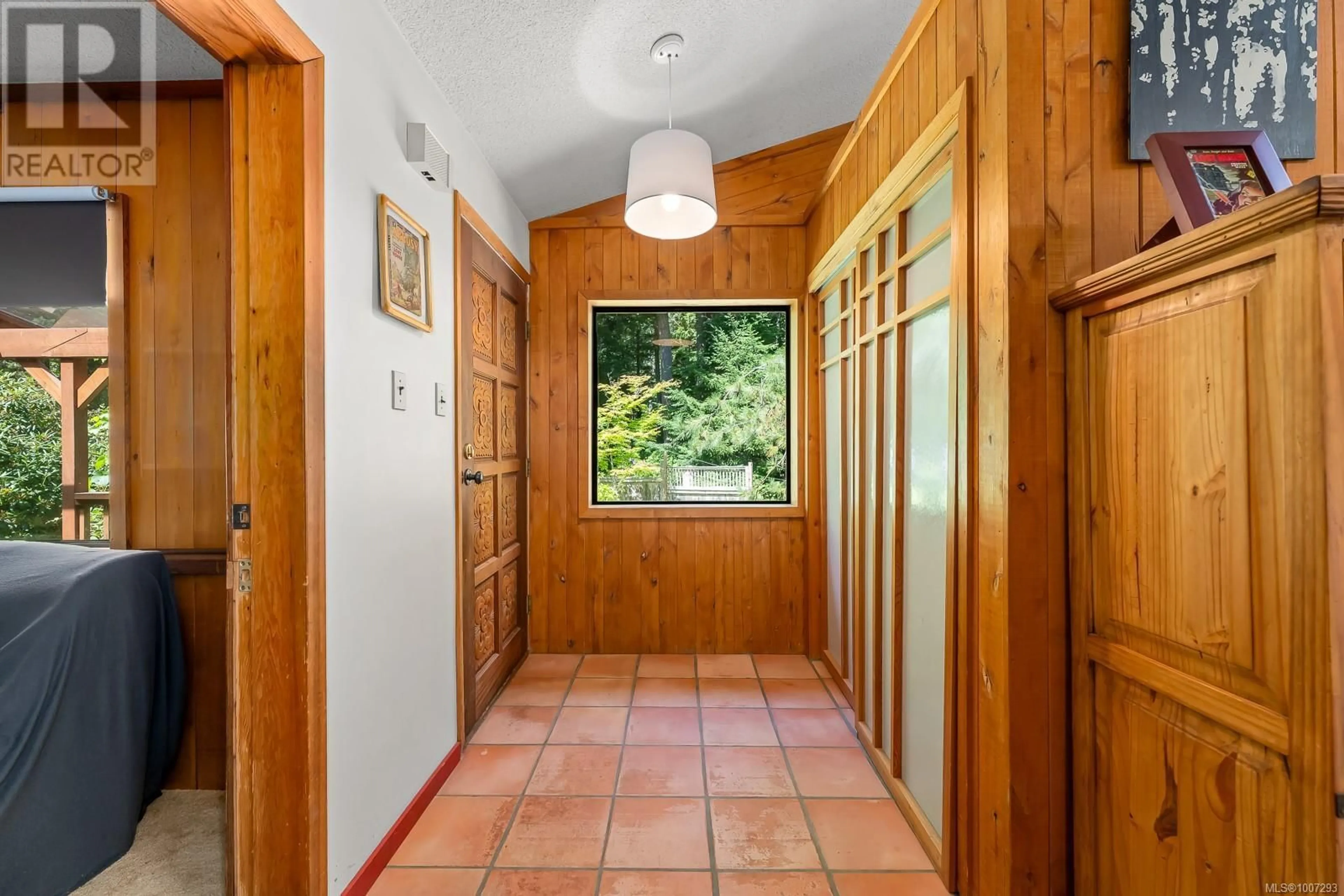Indoor foyer for 9900 GREENHILL ROAD, Denman Island British Columbia V0R1T0