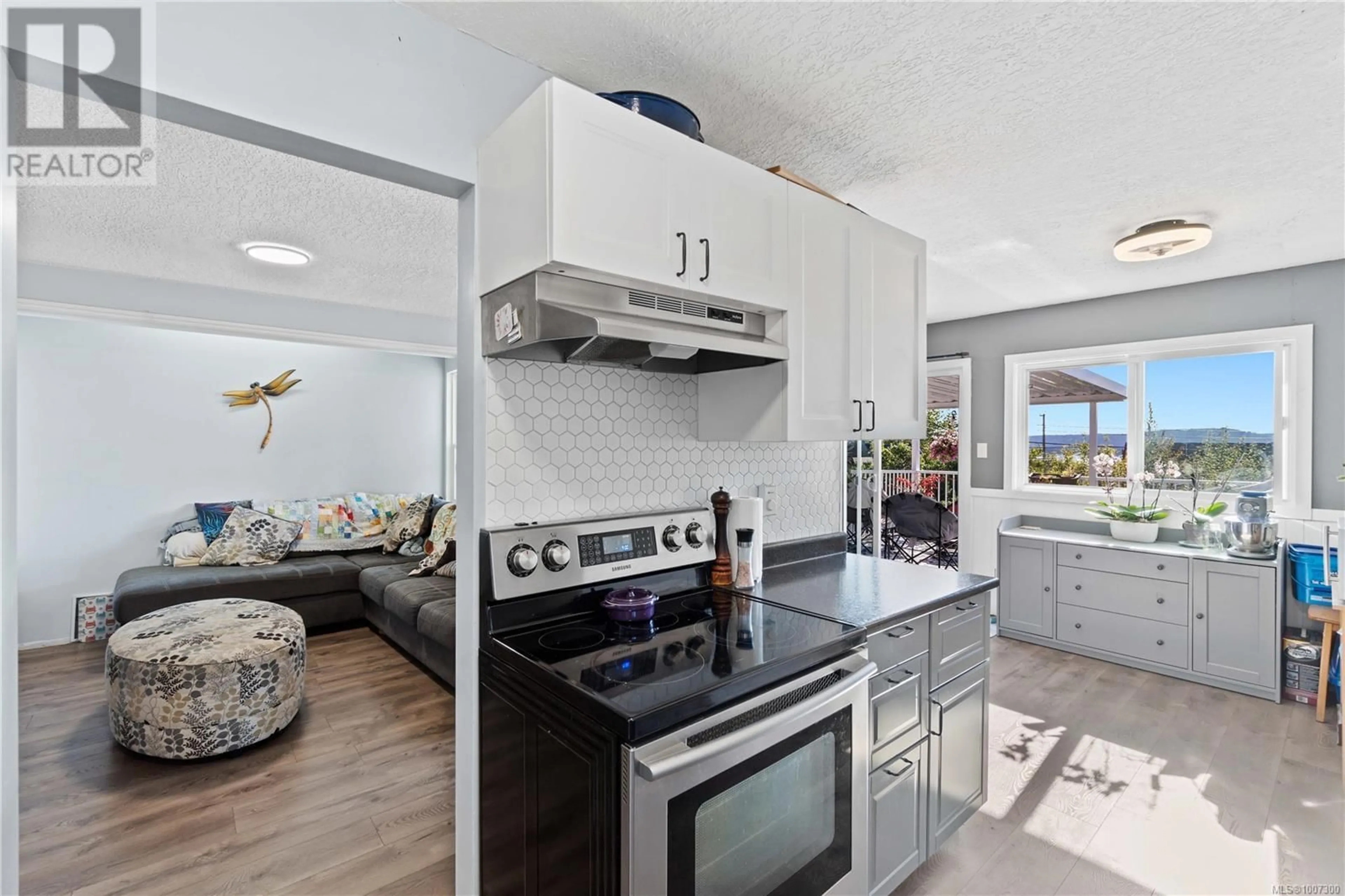 Open concept kitchen, ceramic/tile floor for 51 VIEW STREET, Nanaimo British Columbia V9R4N3