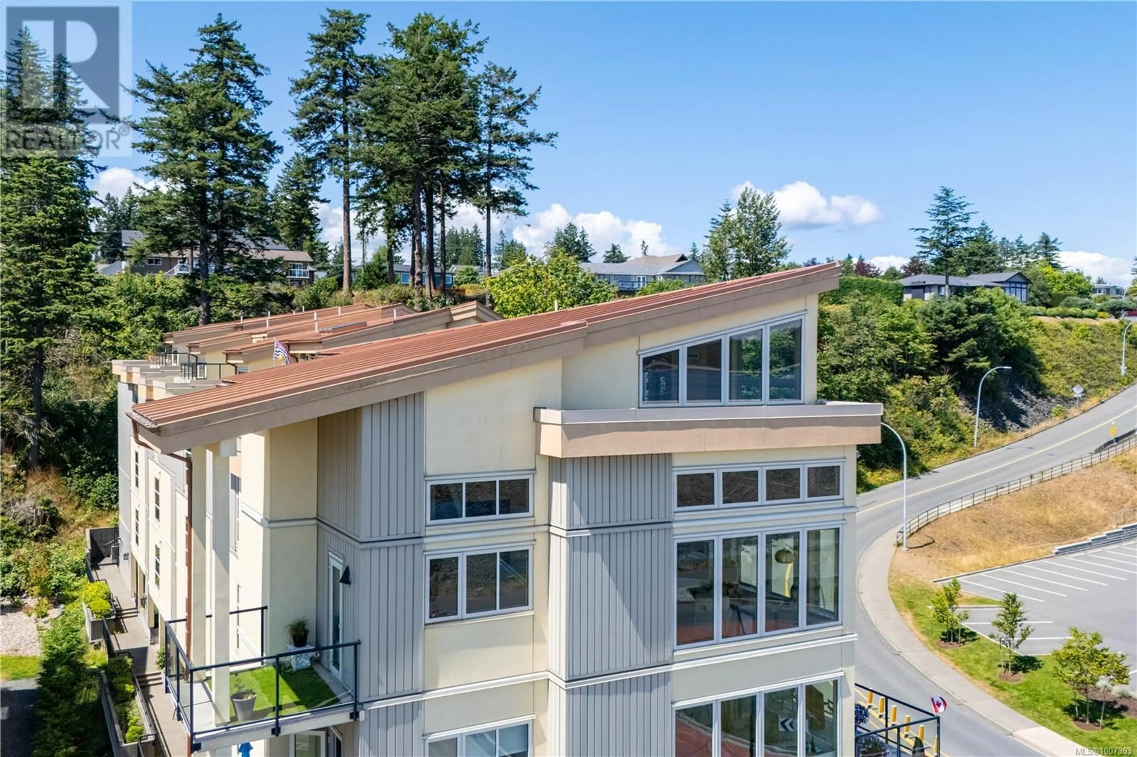A pic from outside/outdoor area/front of a property/back of a property/a pic from drone, unknown for 401 - 1392 ISLAND HIGHWAY SOUTH, Campbell River British Columbia V9W1B7