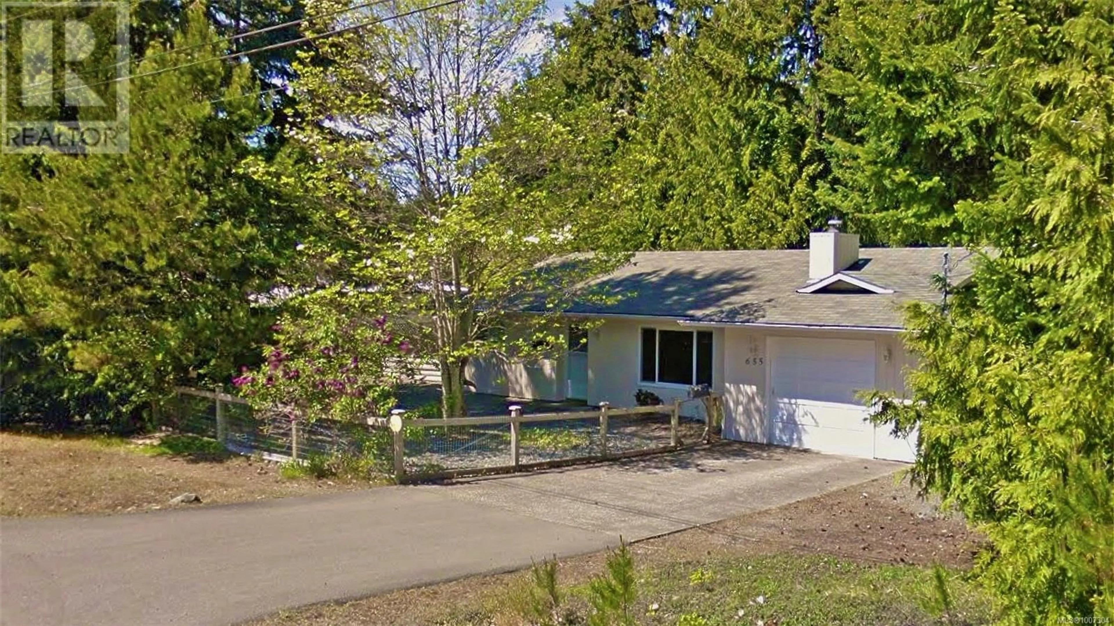Home with vinyl exterior material, street for 655 DOGWOOD ROAD, Qualicum Beach British Columbia V9K1A9
