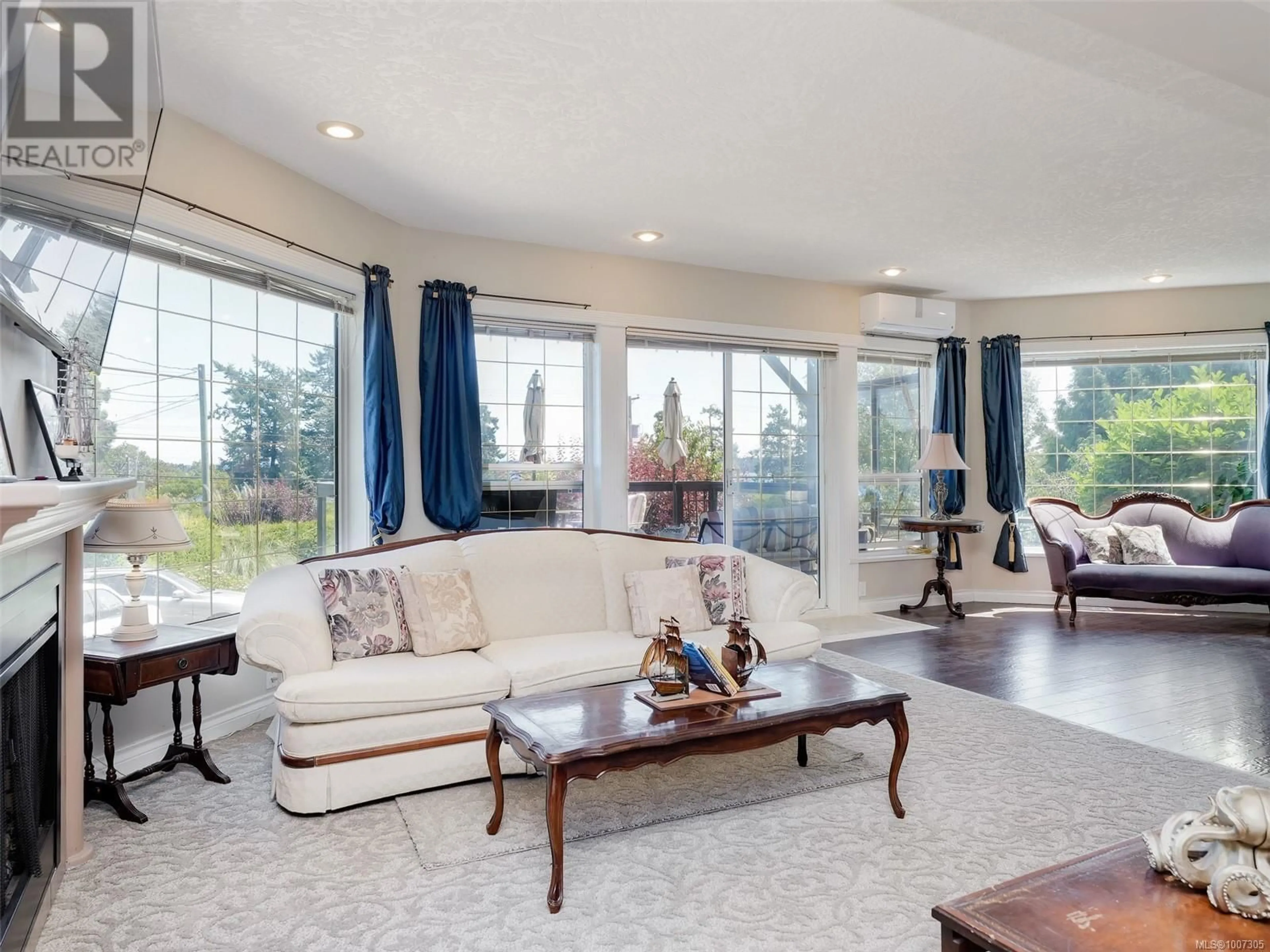 Living room with furniture, unknown for 8626 LOCHSIDE DRIVE, North Saanich British Columbia V8L1M7
