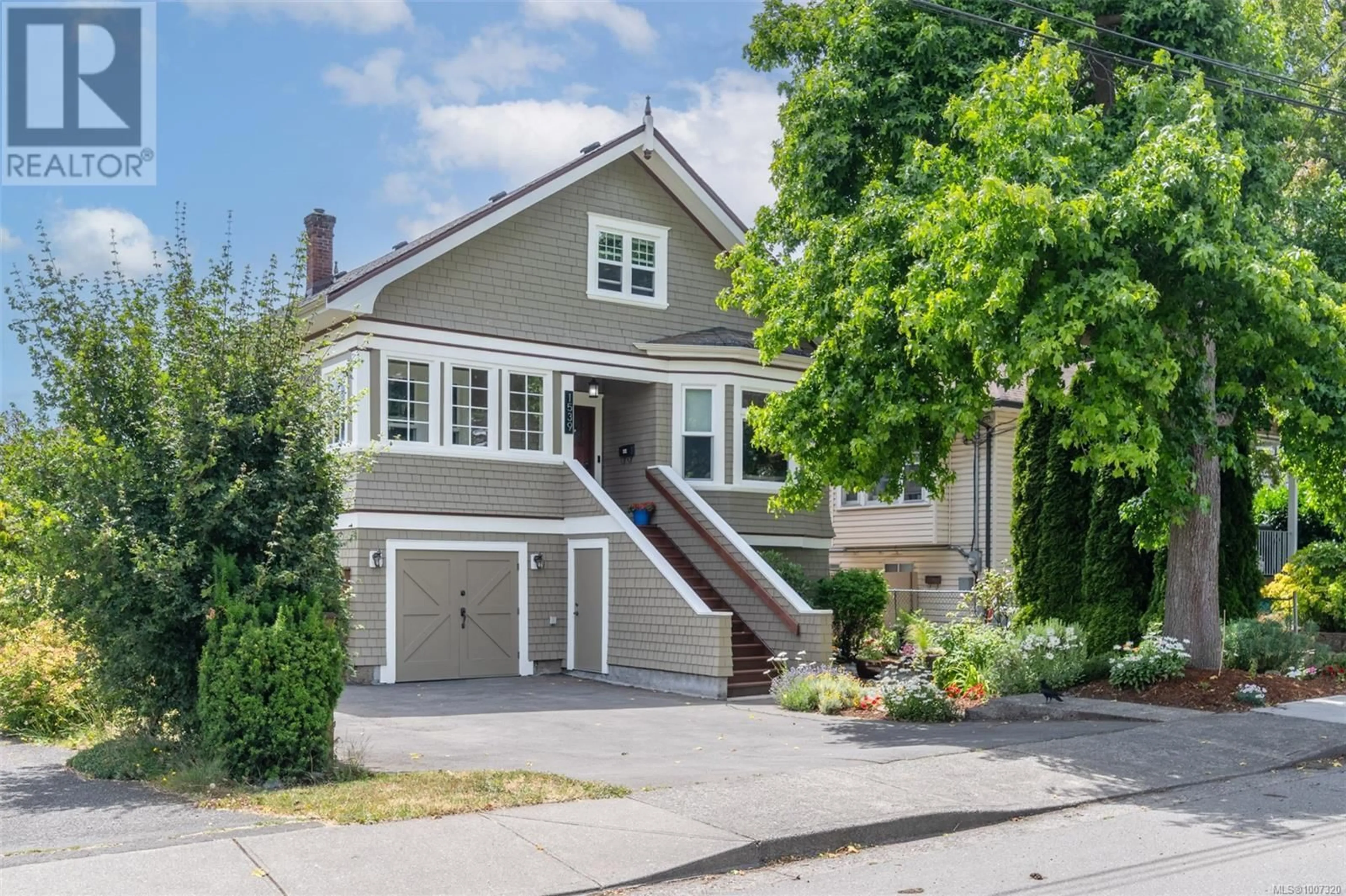 Home with vinyl exterior material, street for 1539 BAY STREET, Victoria British Columbia V8R2B3